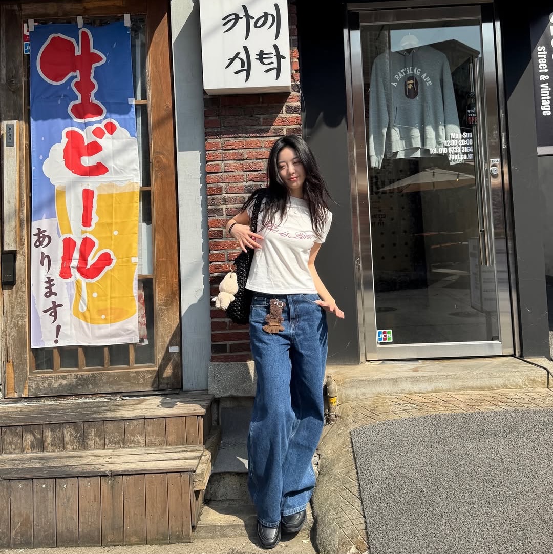 THIS IS FINE Cropped Signature Tee White 착용 스타일 - 1