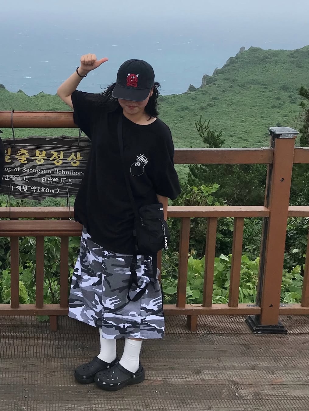 Stussy 8 Ball Pigment Dyed T-Shirt Black, SLOW RECORD HOUSE Carpenter Bermuda Wide Camo Pants White 착용 스타일 - 1