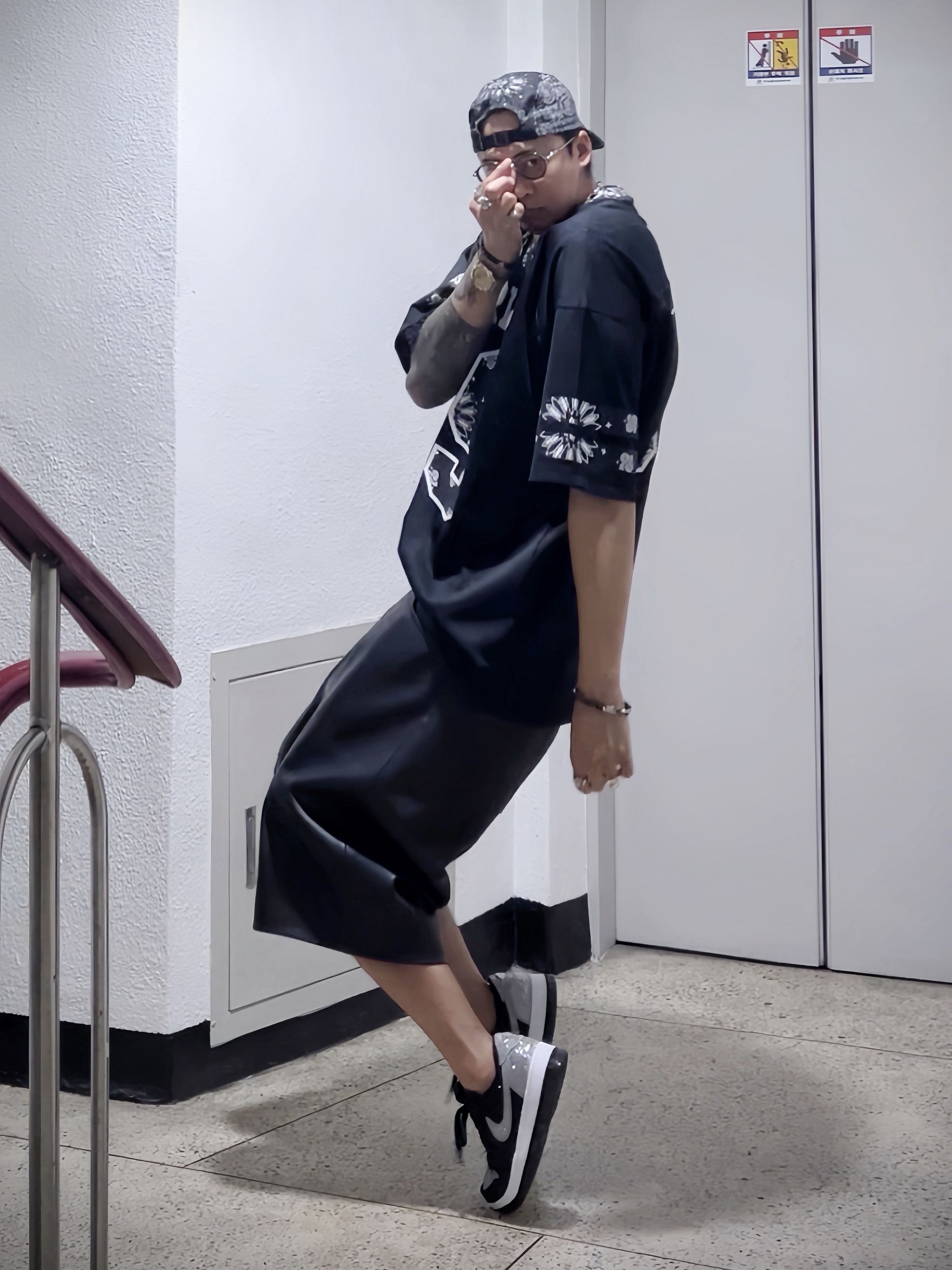 Supreme Bandana Jacquard Denim Camp Cap Black - 25SS, Supreme Bear T-Shirt Black - 25SS 착용 스타일