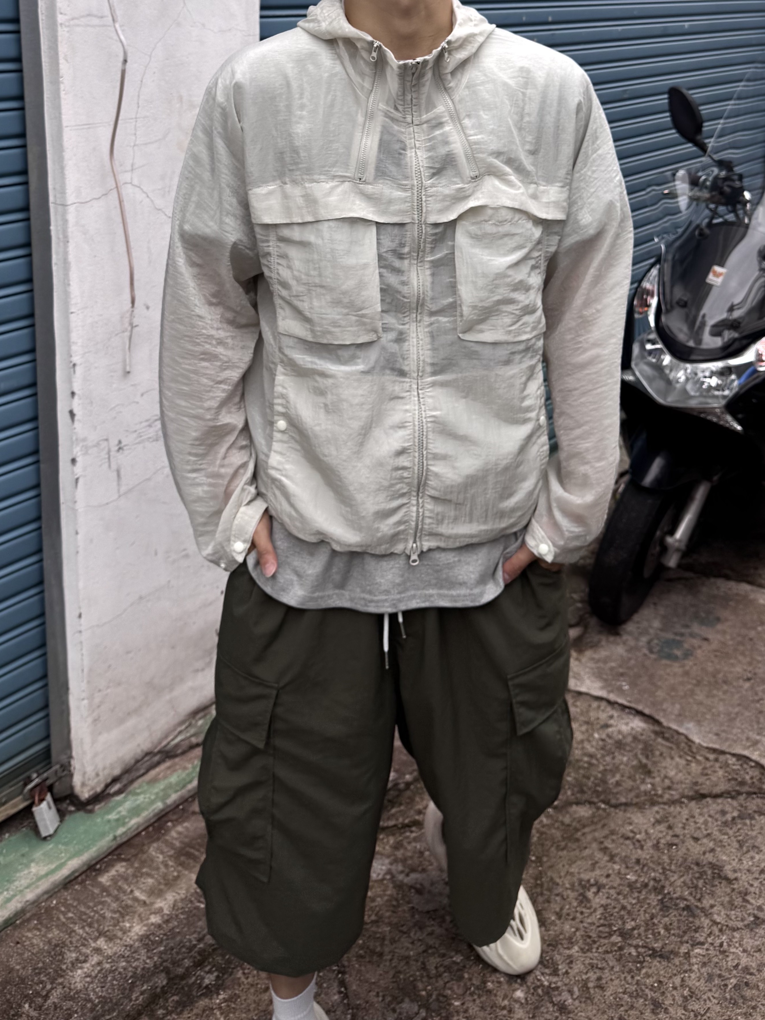 Adidas Yeezy Foam RNNR Sand 착용 스타일 - 5