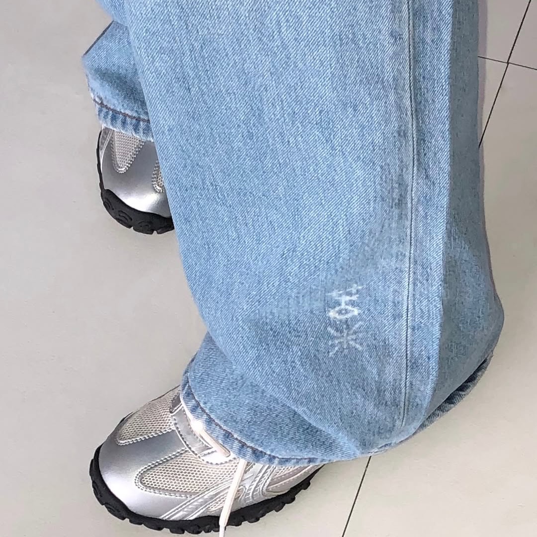 THIS IS FINE x FUNFLEX Relaxed Signature Jean Light Blue 착용 스타일 - 8