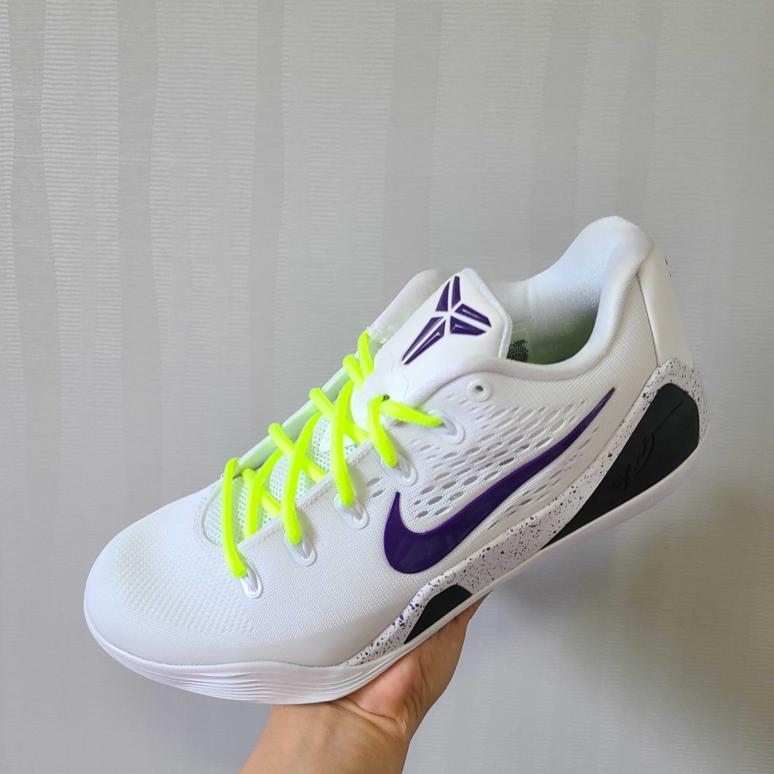 Nike Kobe 9 Elite Low EM Protro White Court Purple 착용 스타일 - 2