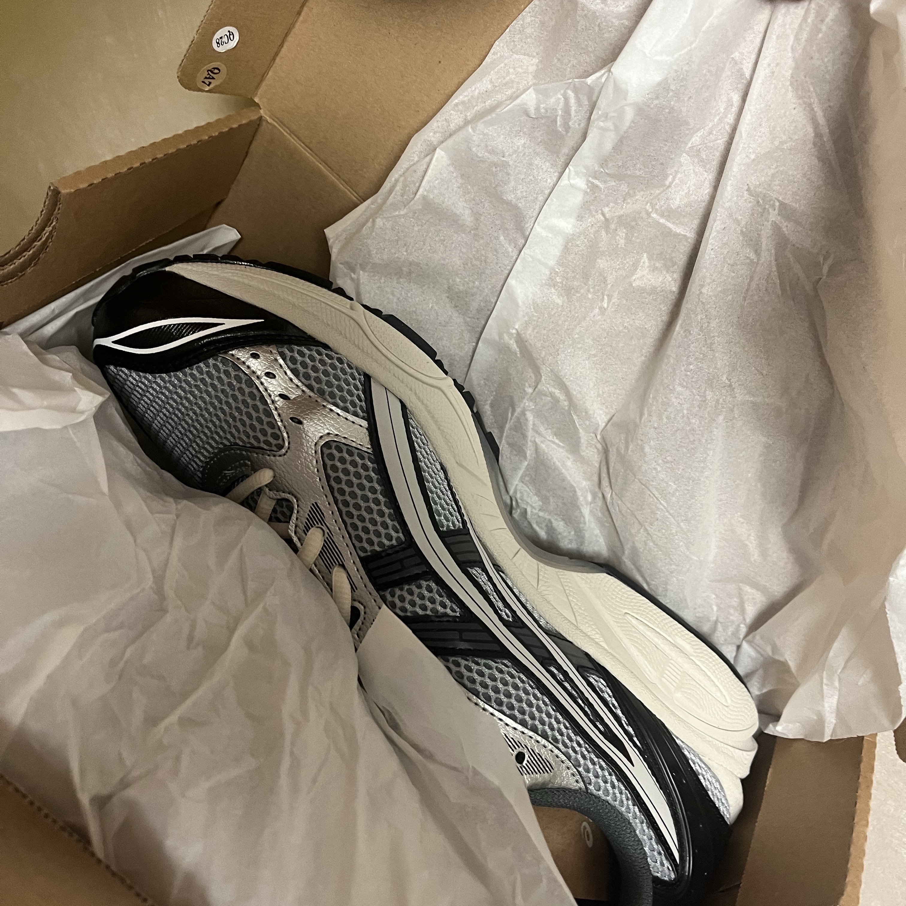 Asics Gel-Kayano 14 Black Glacier Grey 착용 스타일