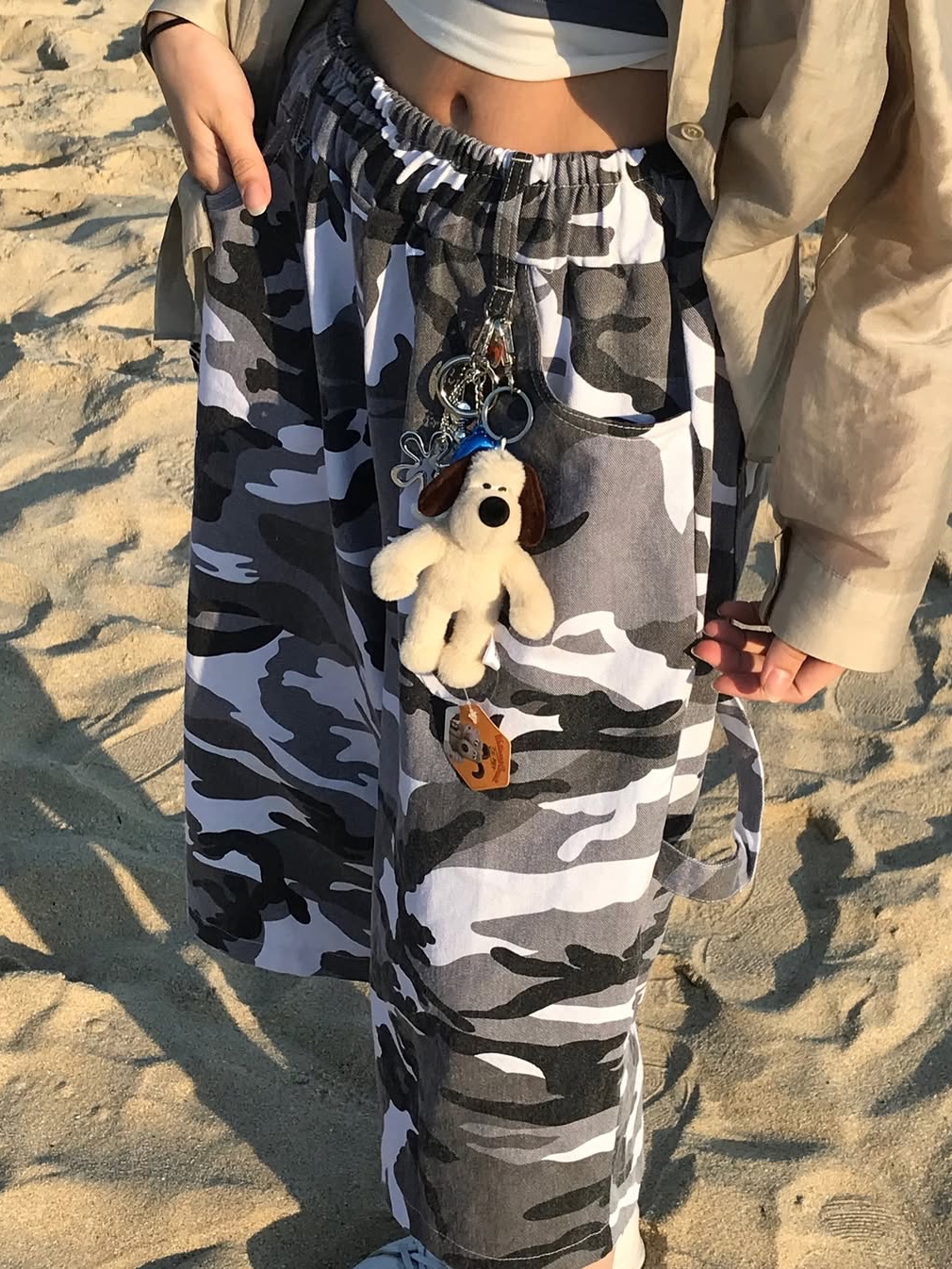 SLOW RECORD HOUSE Carpenter Bermuda Wide Camo Pants White 착용 스타일 - 7