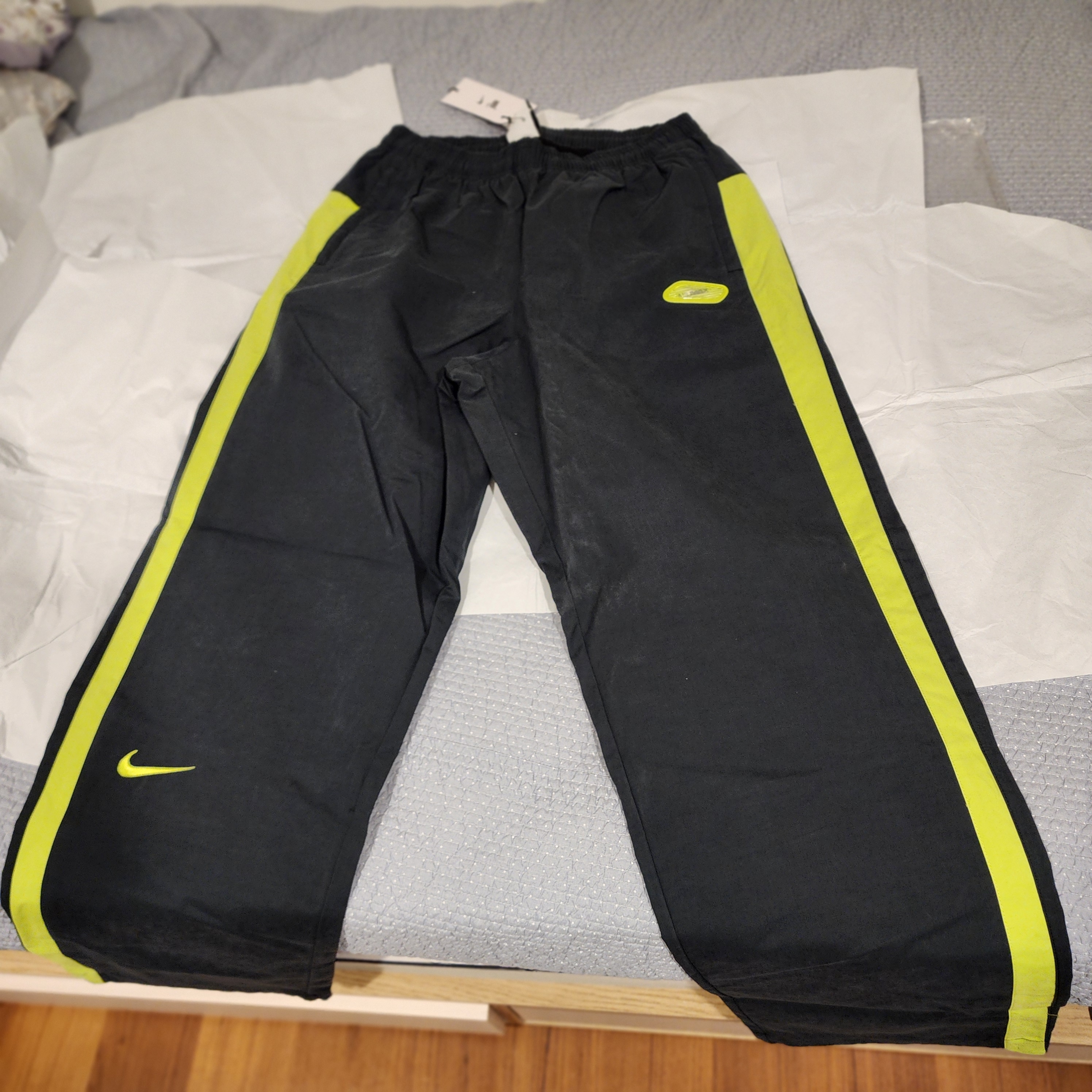 Nike x Patta Track Pants Black Cyber (HJ0737-010) 착용 스타일 - 1