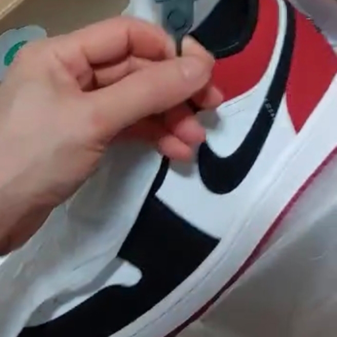 Jordan 1 Low SE White Varsity Red 착용 스타일 - 3