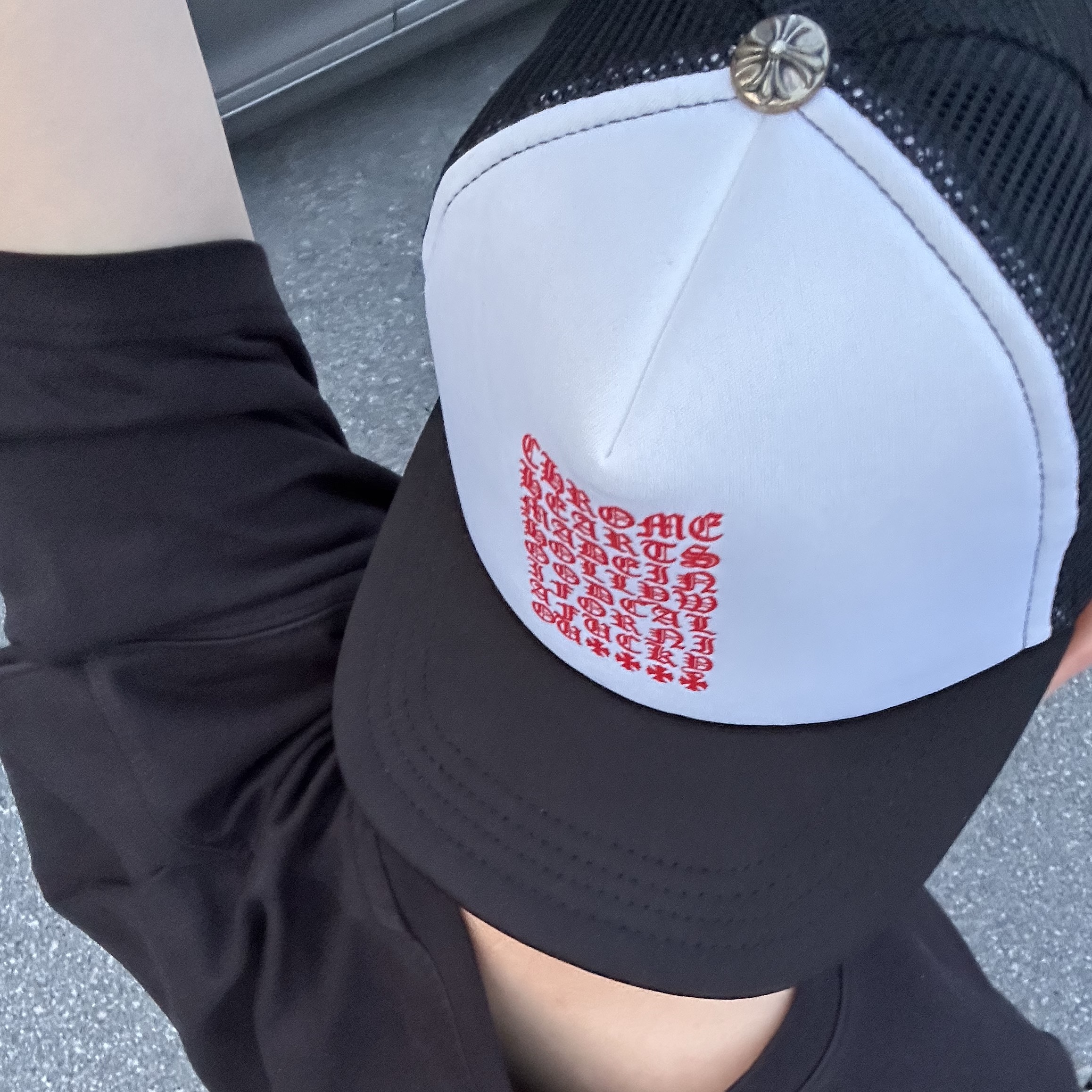 Chrome Hearts Eyechart Trucker Hat Black White Red 착용 스타일 - 2