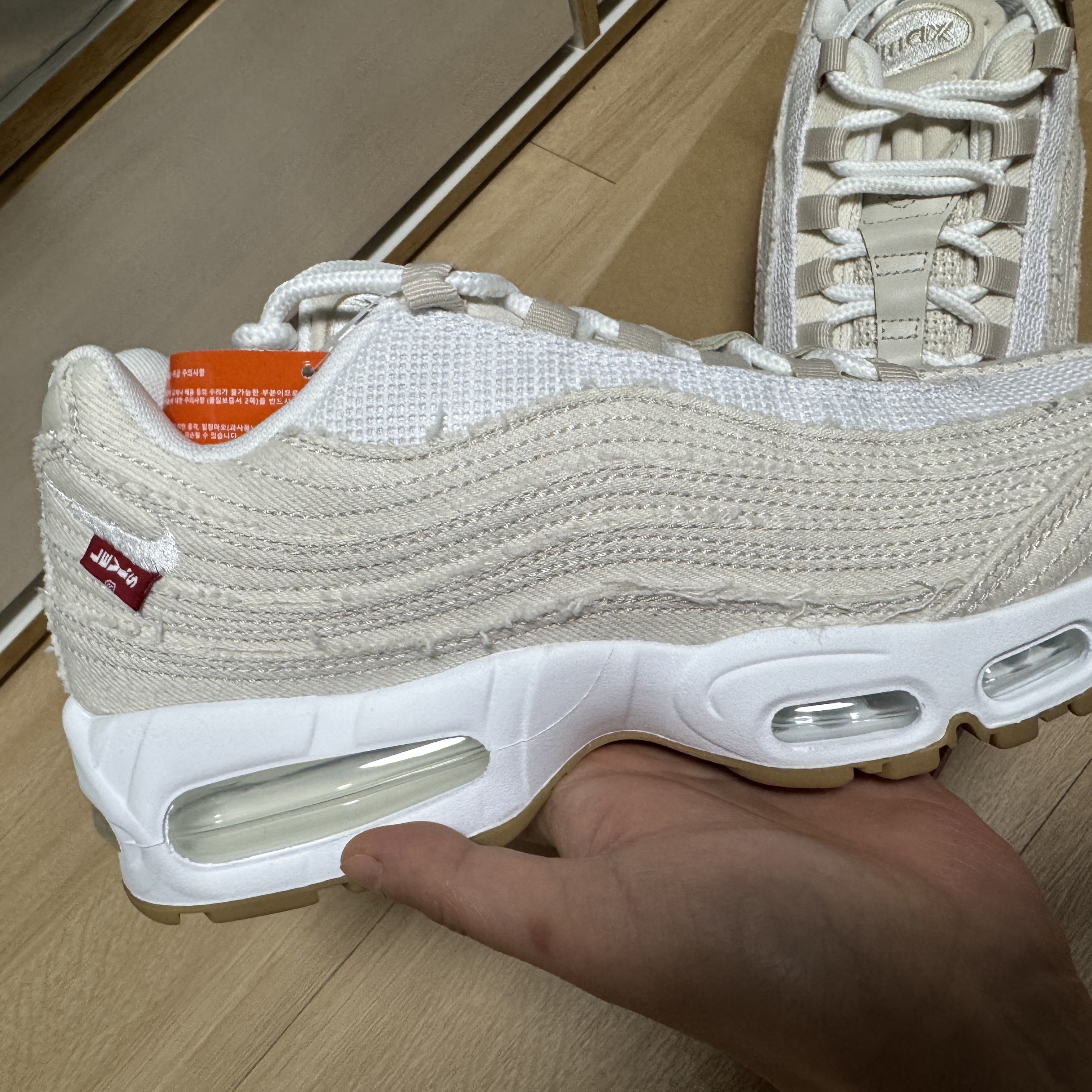 Nike x Levi's Air Max 95 White and Ecru 착용 스타일 - 3
