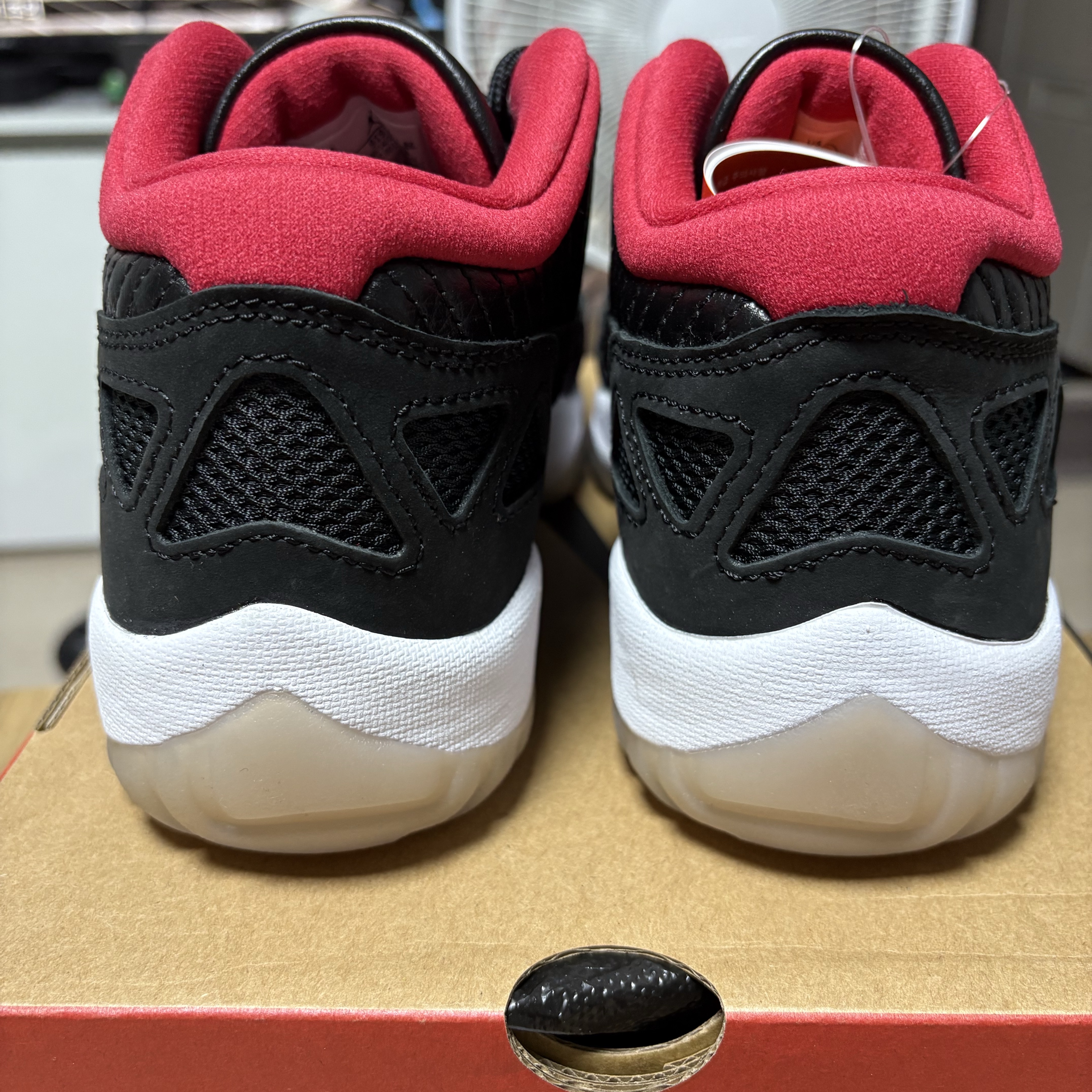 Jordan 11 Retro Low IE Bred 2021 착용 스타일 - 5
