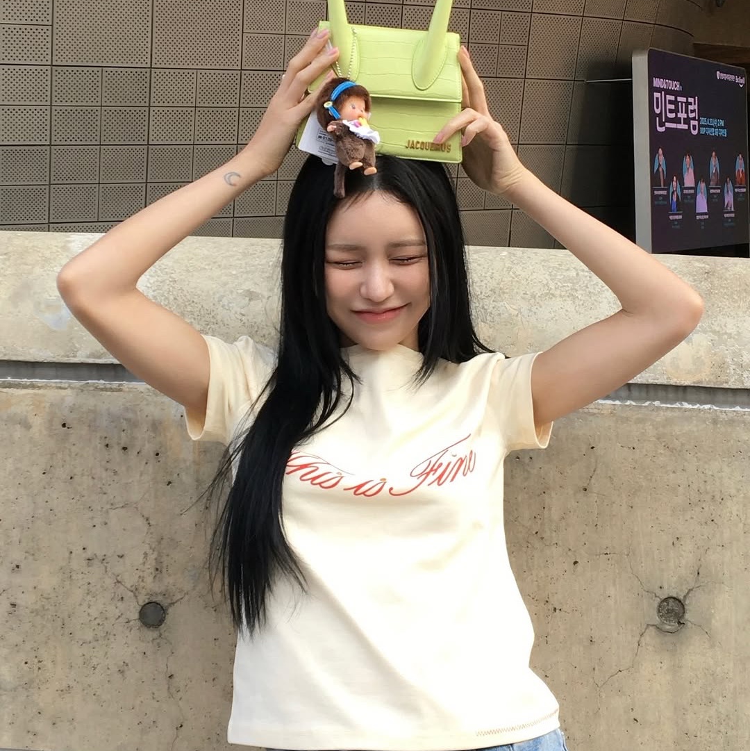 THIS IS FINE Cropped Signature Tee Yellow 착용 스타일 - 2