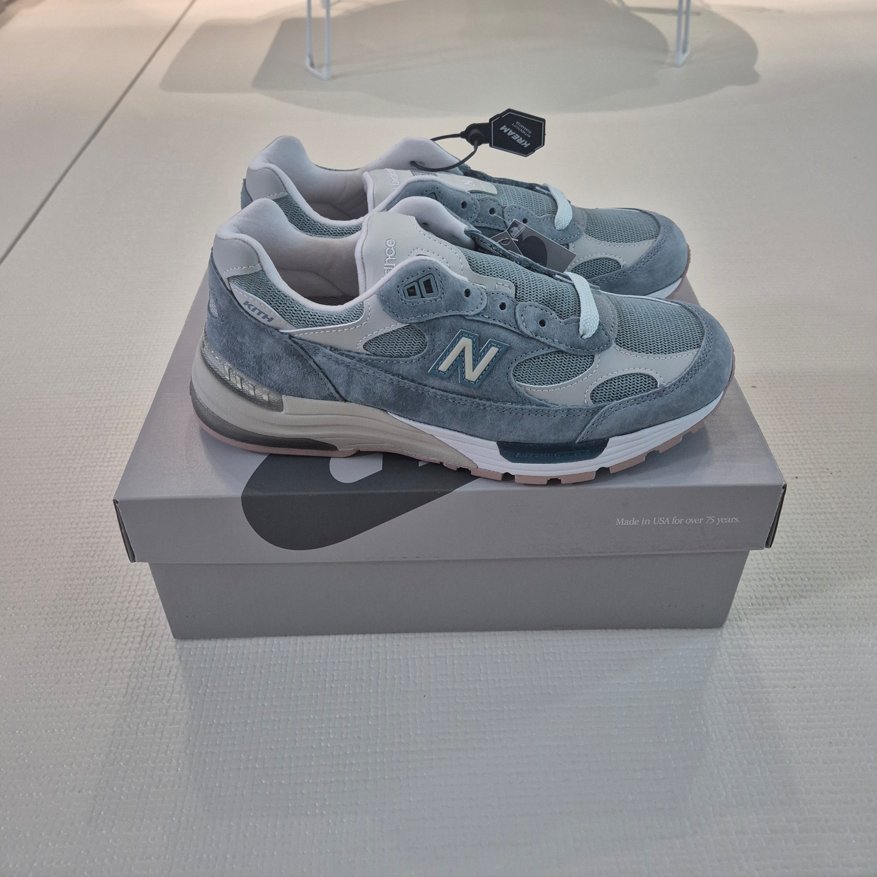 New Balance x Kith 992 Made in USA Aegean Blue Oyster 착용 스타일 - 3