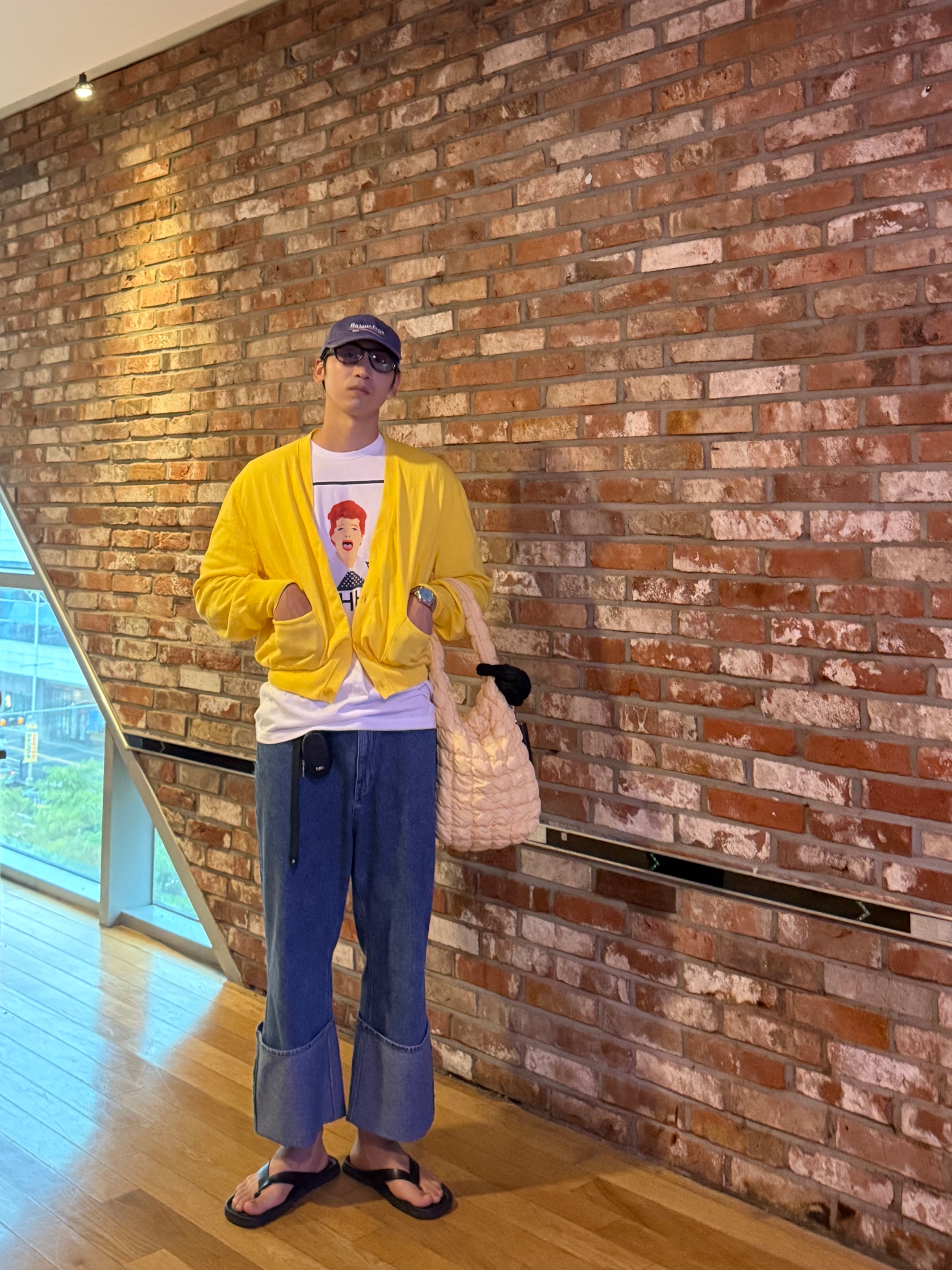 STU Stripe Denim Pants Mid Blue, COS Quilted Mini Tote Bag Light Yellow 착용 스타일