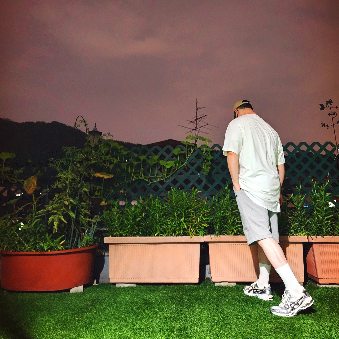 Carhartt WIP Madison Logo Cap Sable White, BAPE Garment Dye Logo Relaxed Fit T-Shirt Ivory 착용 스타일 - 2