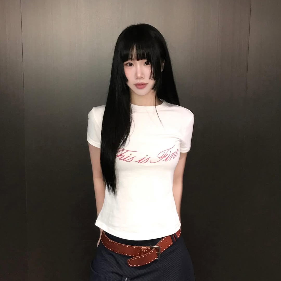 THIS IS FINE Cropped Signature Tee White 착용 스타일 - 1