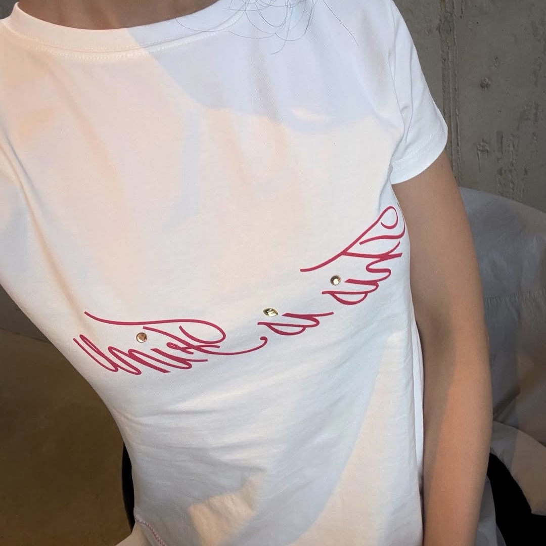 THIS IS FINE Cropped Signature Tee White 착용 스타일 - 6