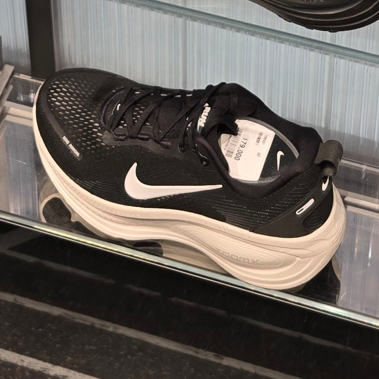 Nike Vomero 18 Black Coconut Milk 착용 스타일