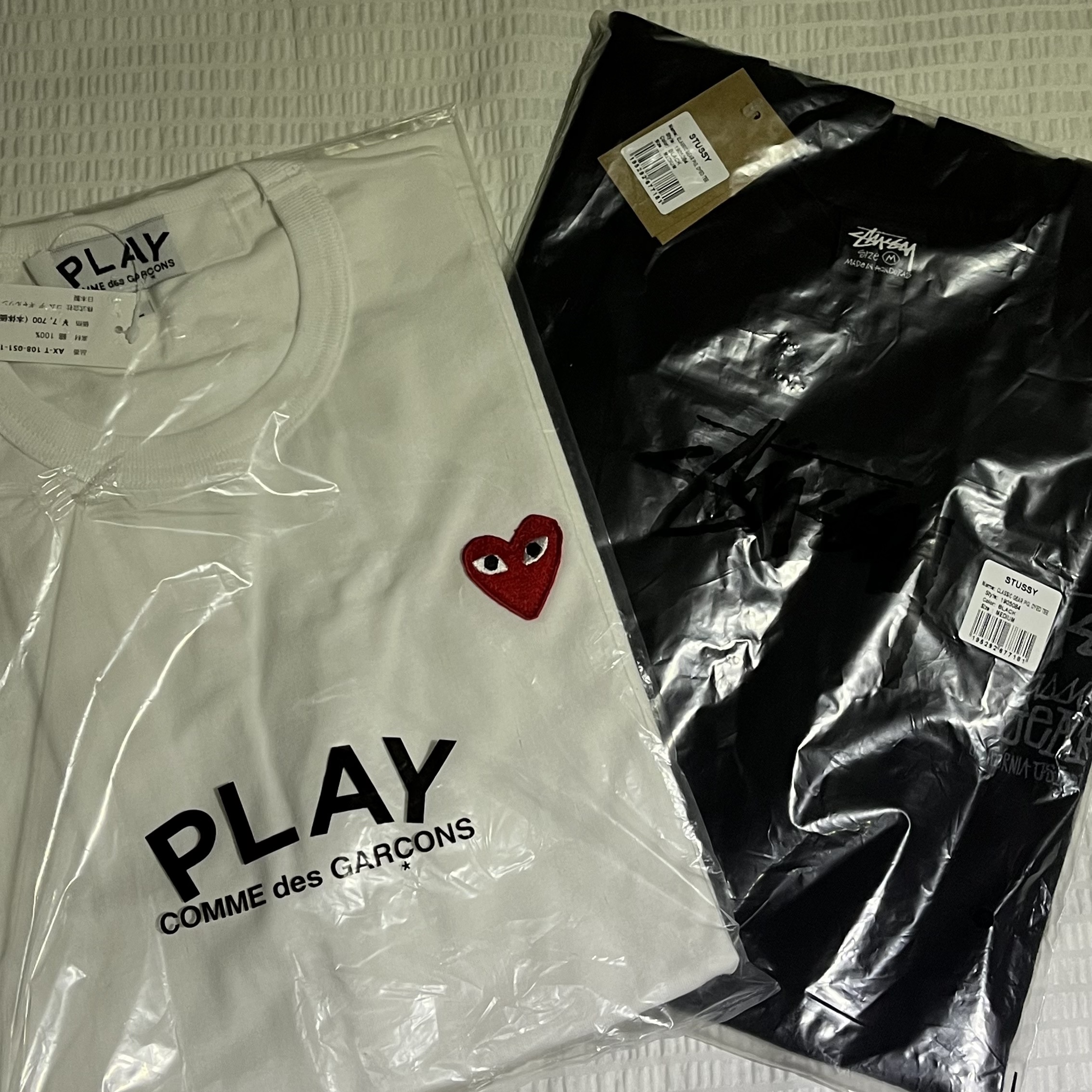 Play Comme des Garcons Red Heart T-Shirt White, Stussy Pigment Dyed Classic Gear T-Shirt Black 착용 스타일 - 2