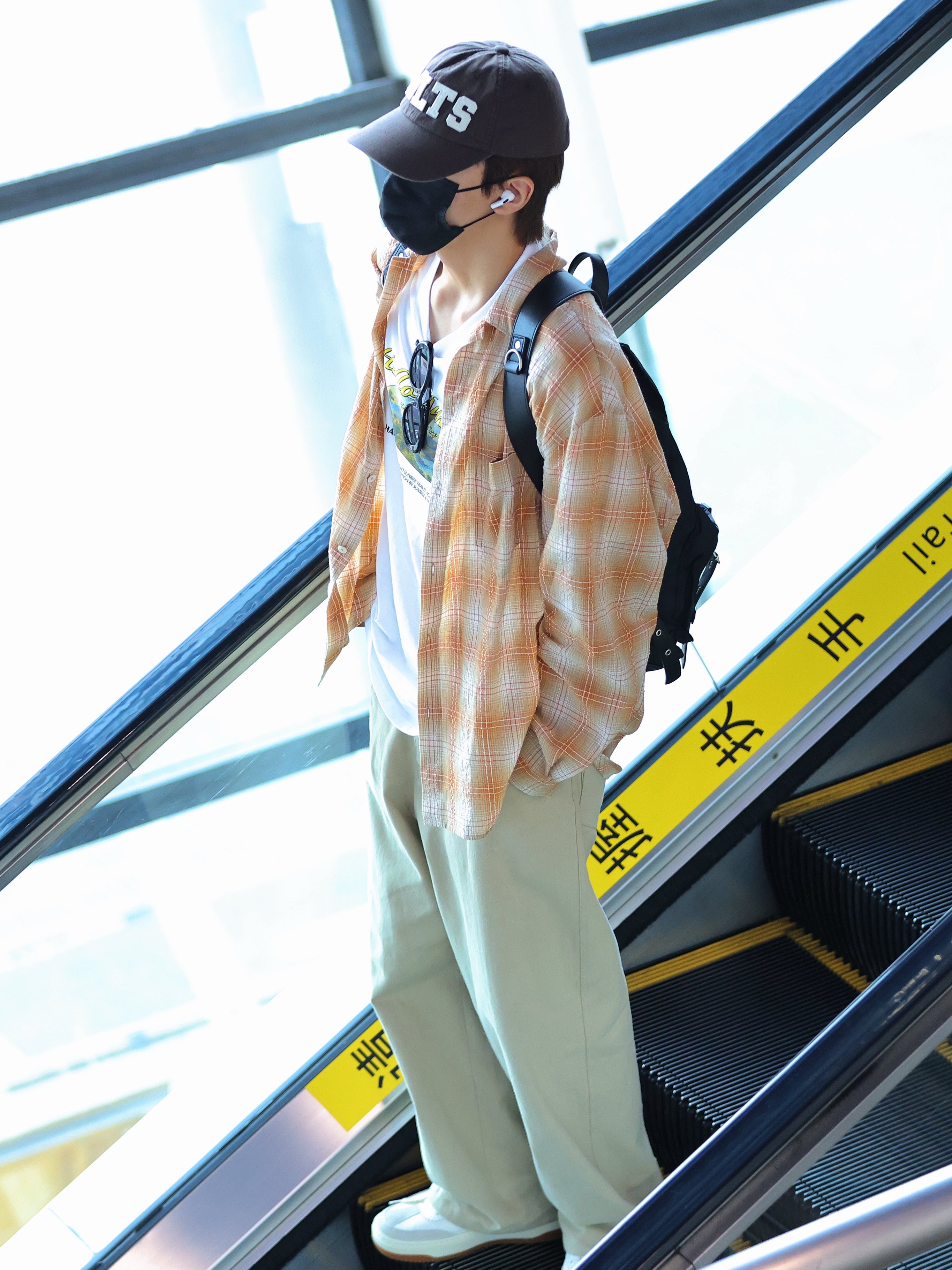 Nonnod Double pocket twill pants Beige 착용 스타일