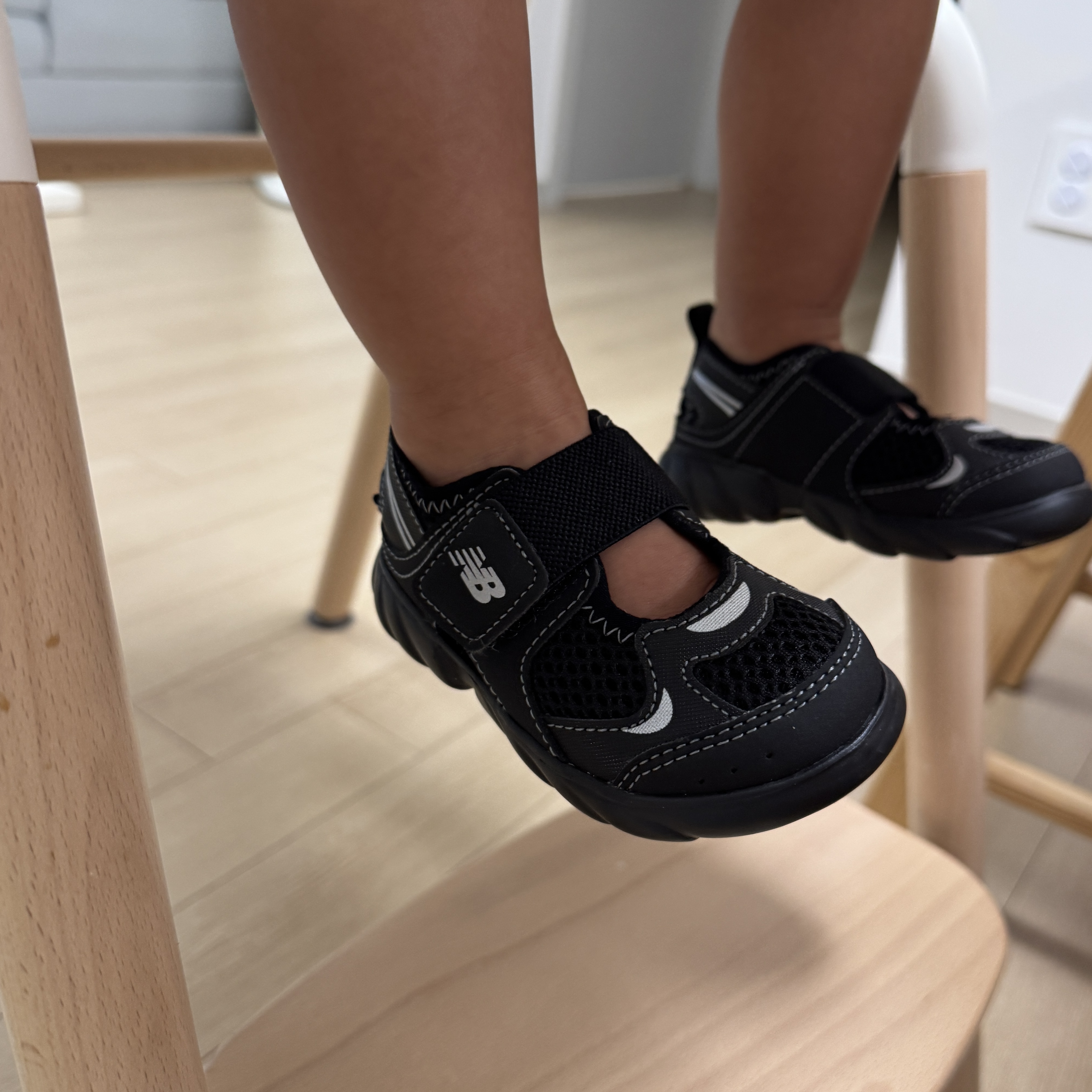 (TD) New Balance Freedle 920 Sandal Black 착용 스타일 - 3