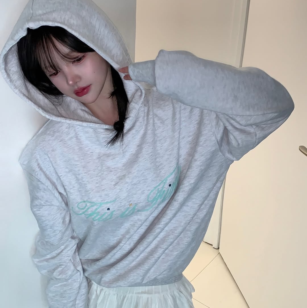 THIS IS FINE Standard Signature Hoodie Gray+TIF Blue 착용 스타일 - 1