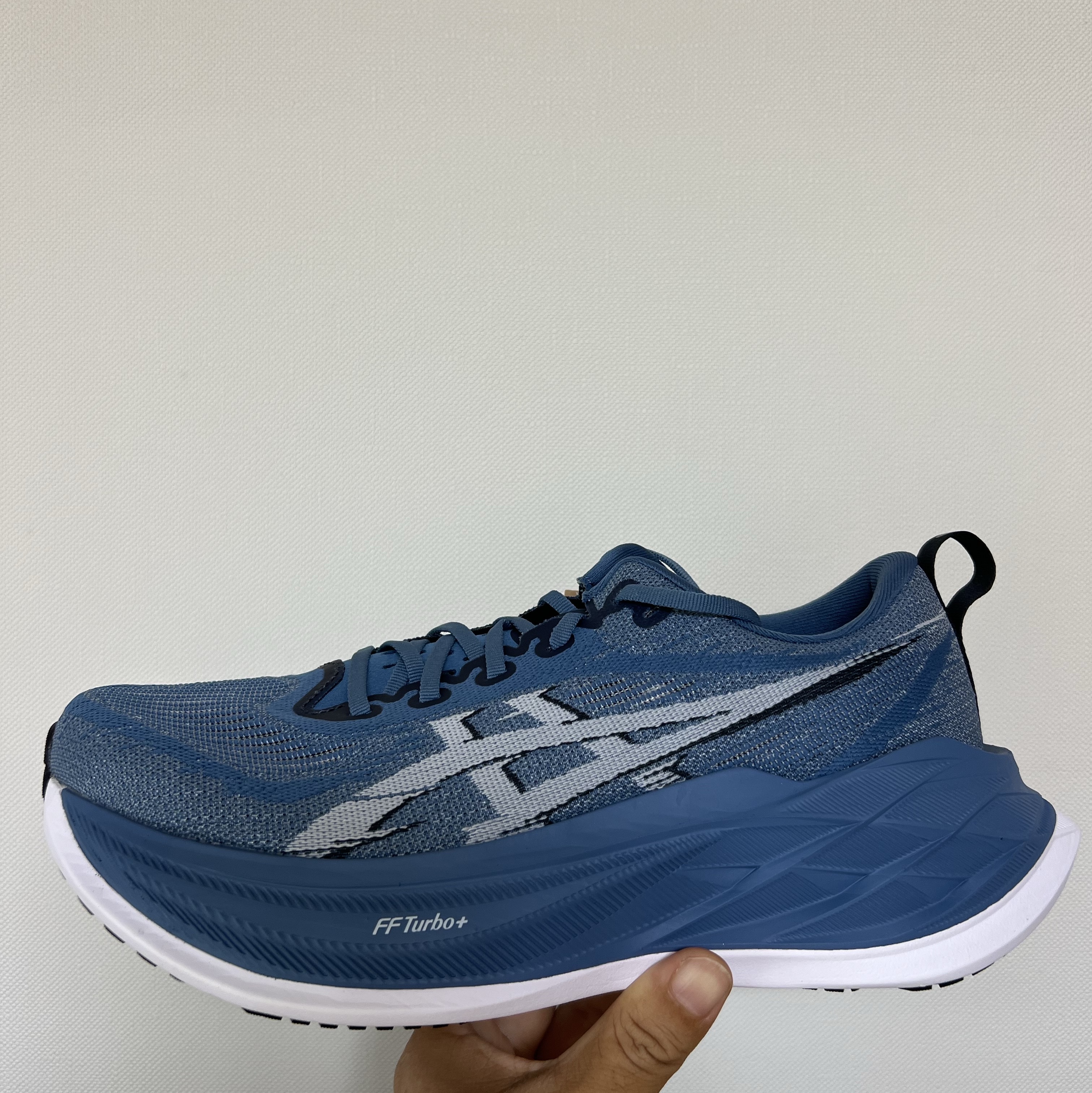 Asics Superblast 2 Winter Sea White 착용 스타일 - 1