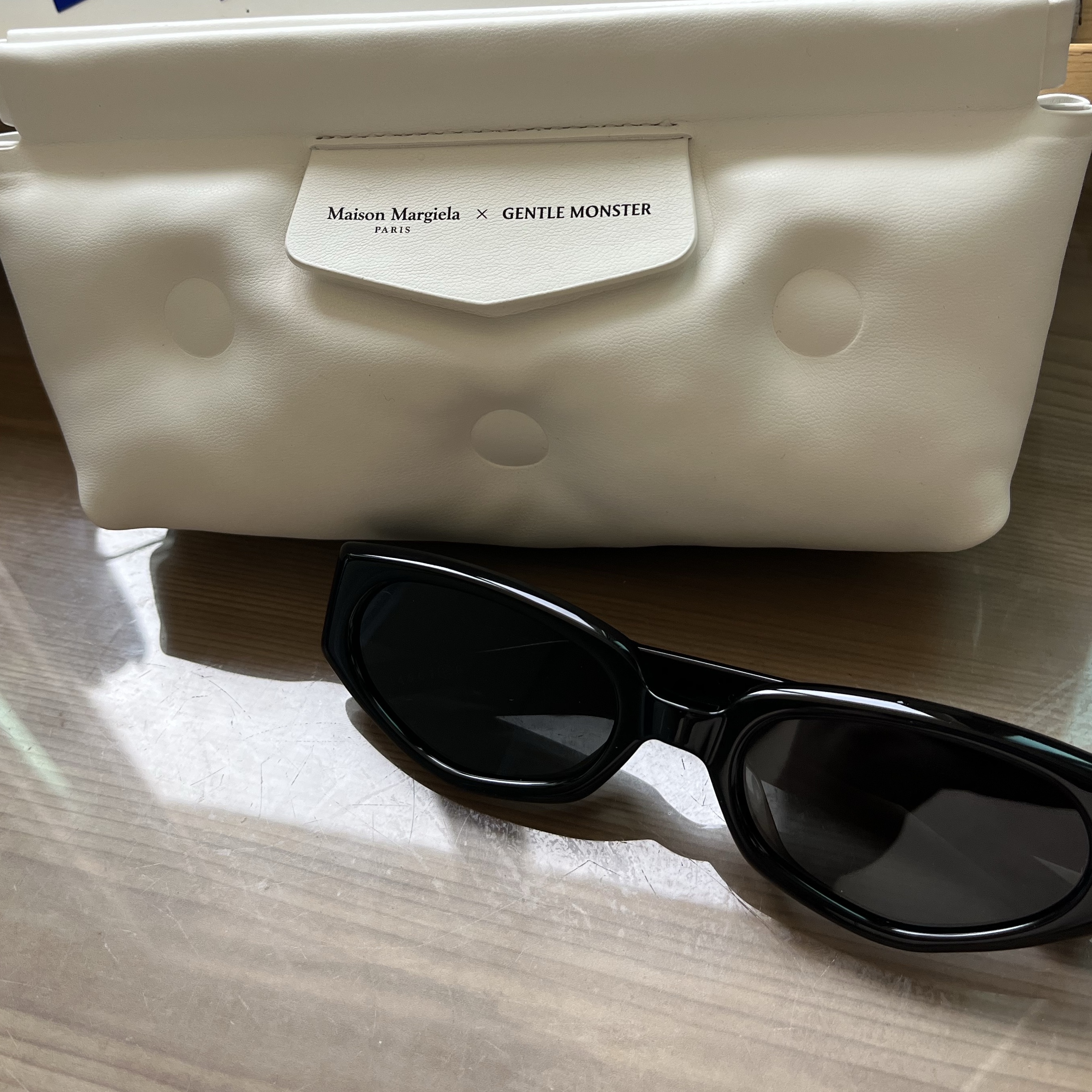 Gentle Monster x Maison Margiela MM205 Black Gray 착용 스타일 - 1