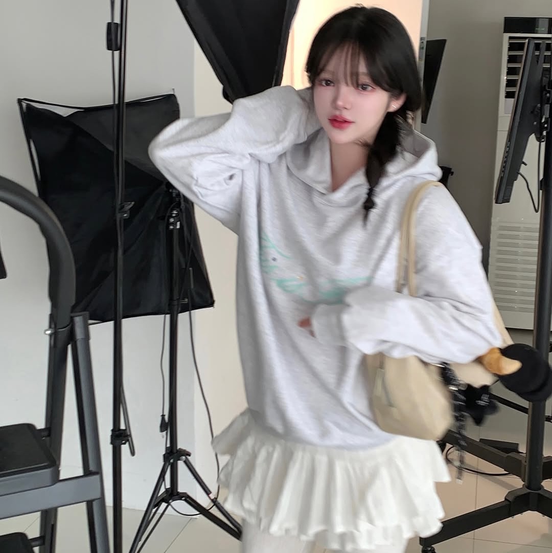 THIS IS FINE Standard Signature Hoodie Gray+TIF Blue 착용 스타일 - 3