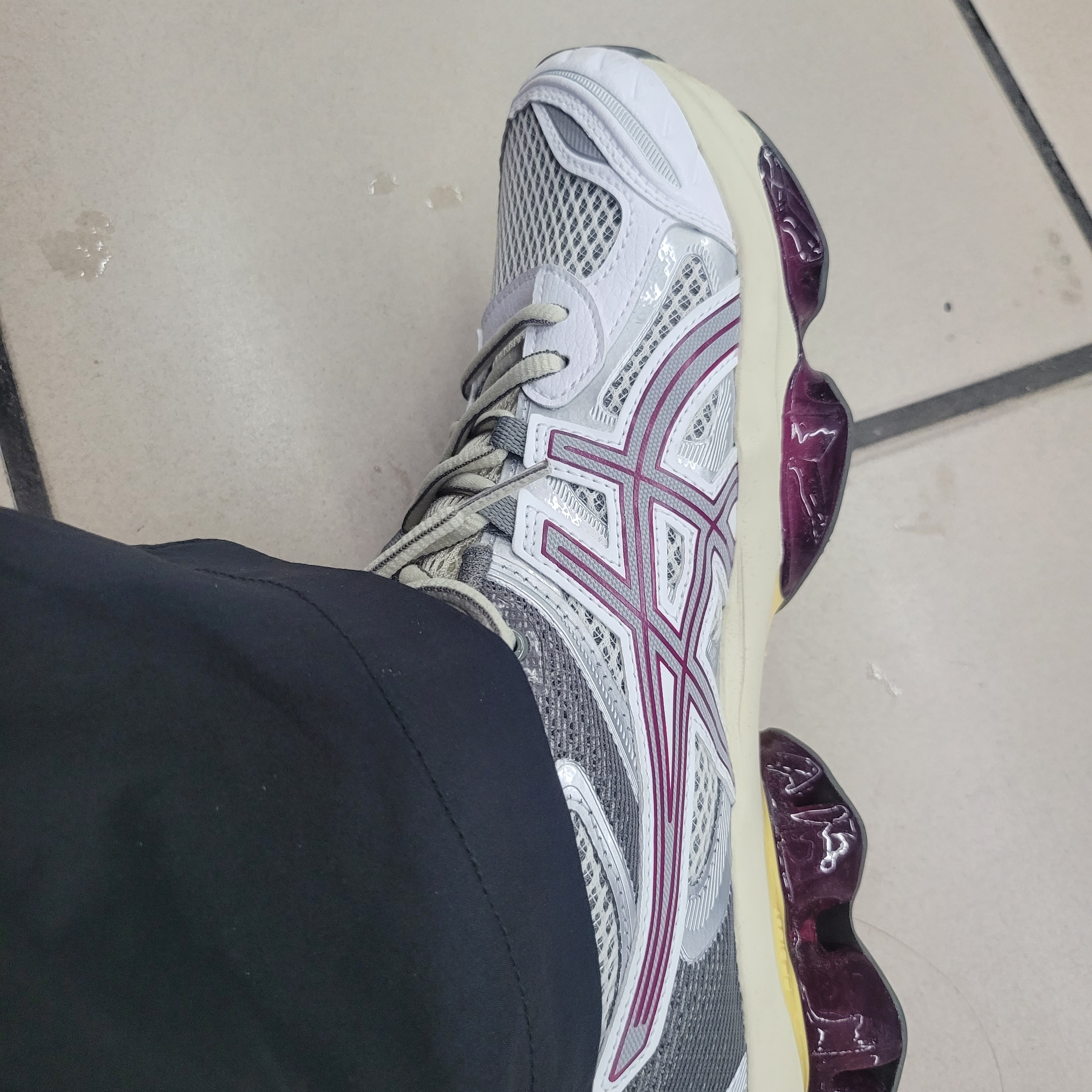 Asics Gel-Quantum Kinetic Cream Dried Berry 착용 스타일 - 1