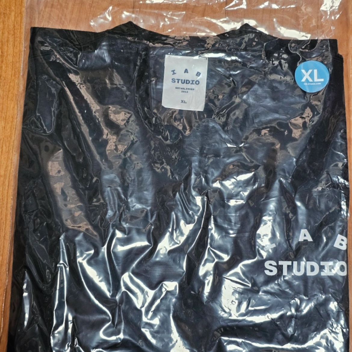 IAB Studio 10th Anniversary T-Shirt Black 착용 스타일