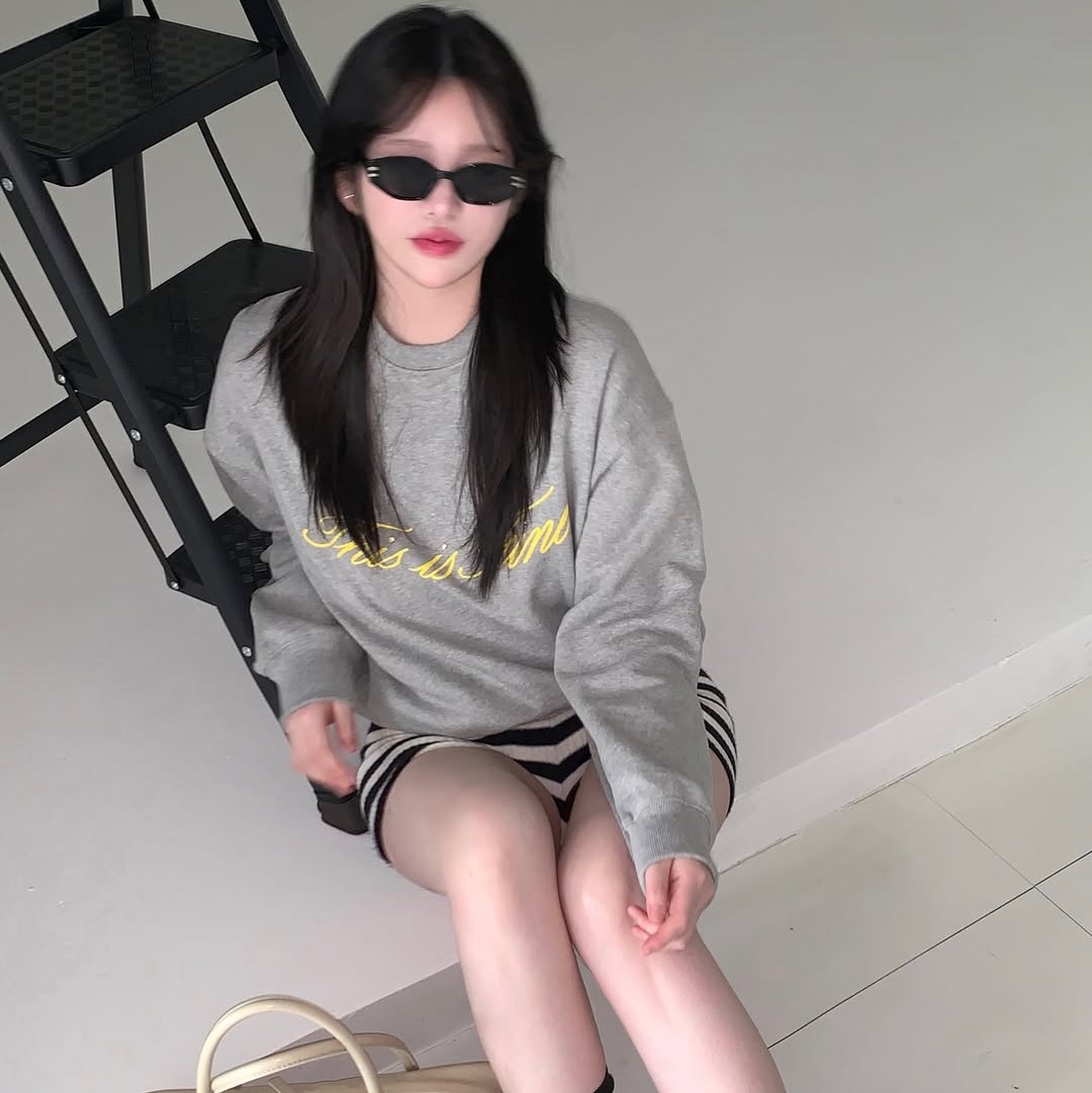 THIS IS FINE Standard Signature Sweatshirt Sportif Gray 착용 스타일 - 2