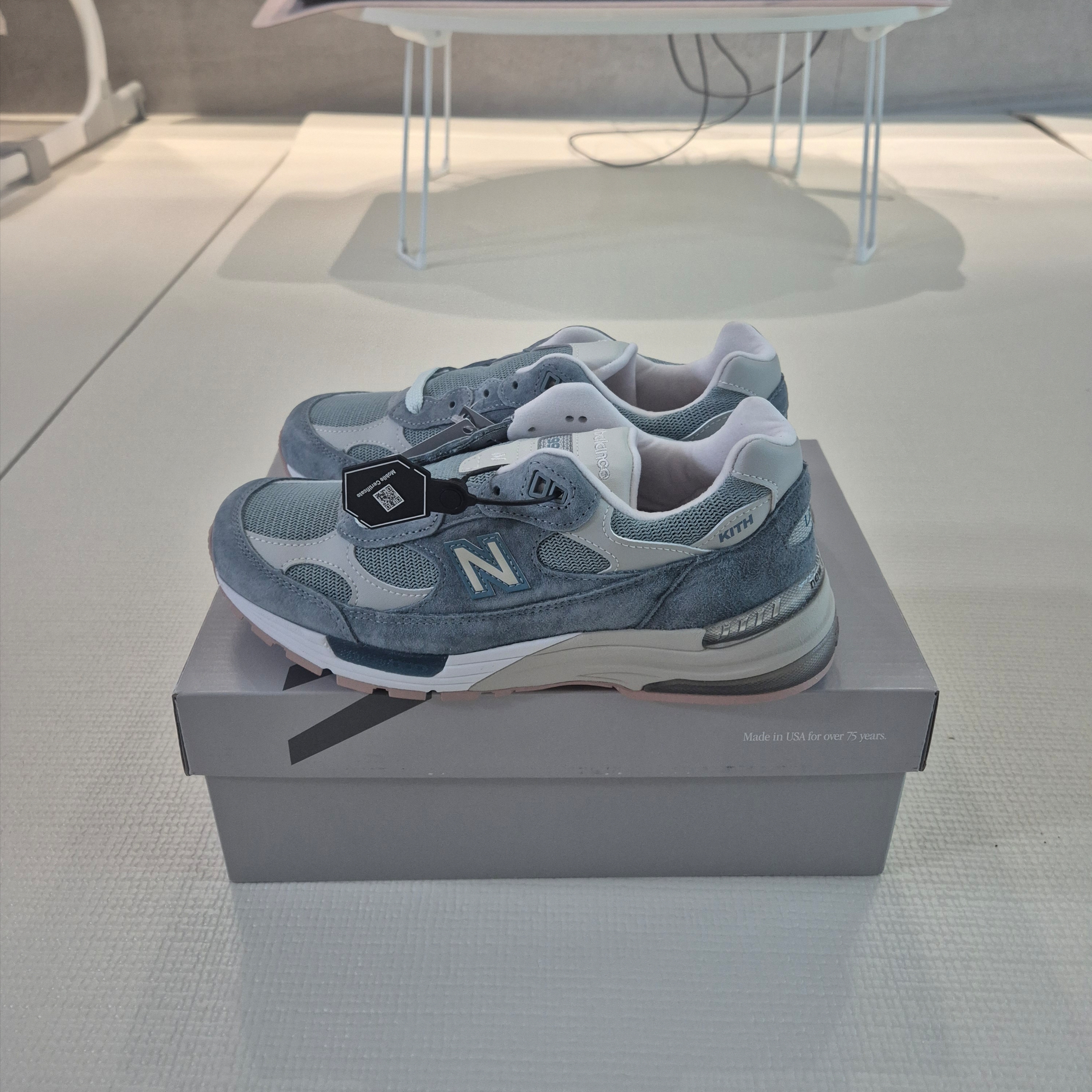New Balance x Kith 992 Made in USA Aegean Blue Oyster 착용 스타일 - 1