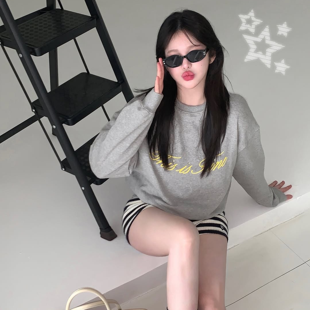 THIS IS FINE Standard Signature Sweatshirt Sportif Gray 착용 스타일 - 1