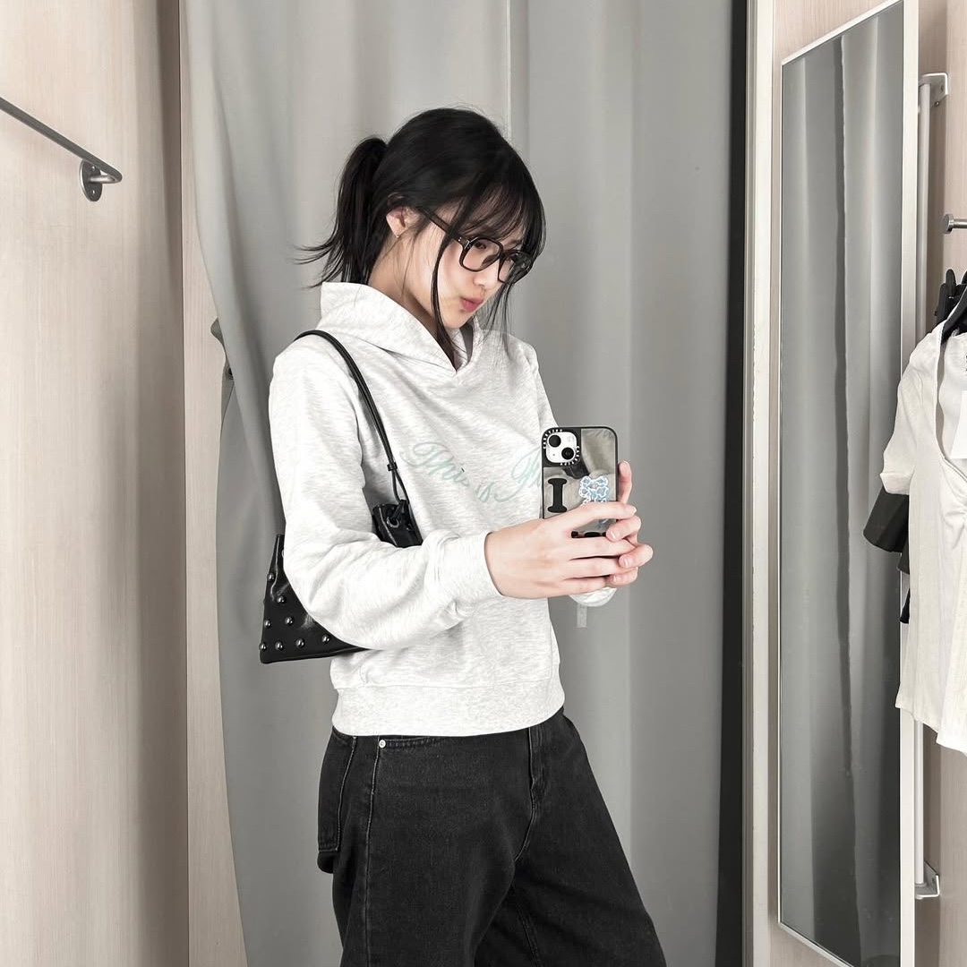 THIS IS FINE Standard Signature Hoodie Gray+TIF Blue 착용 스타일 - 2