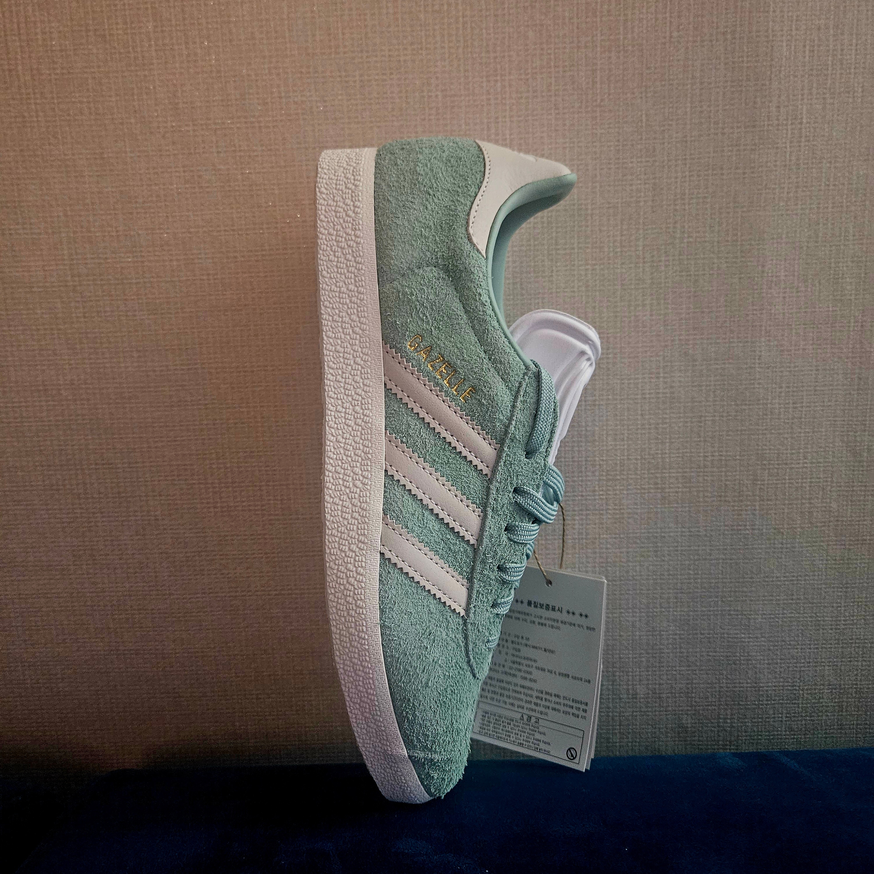 (W) Adidas Gazelle Hazy Green Off White Cloud White 착용 스타일