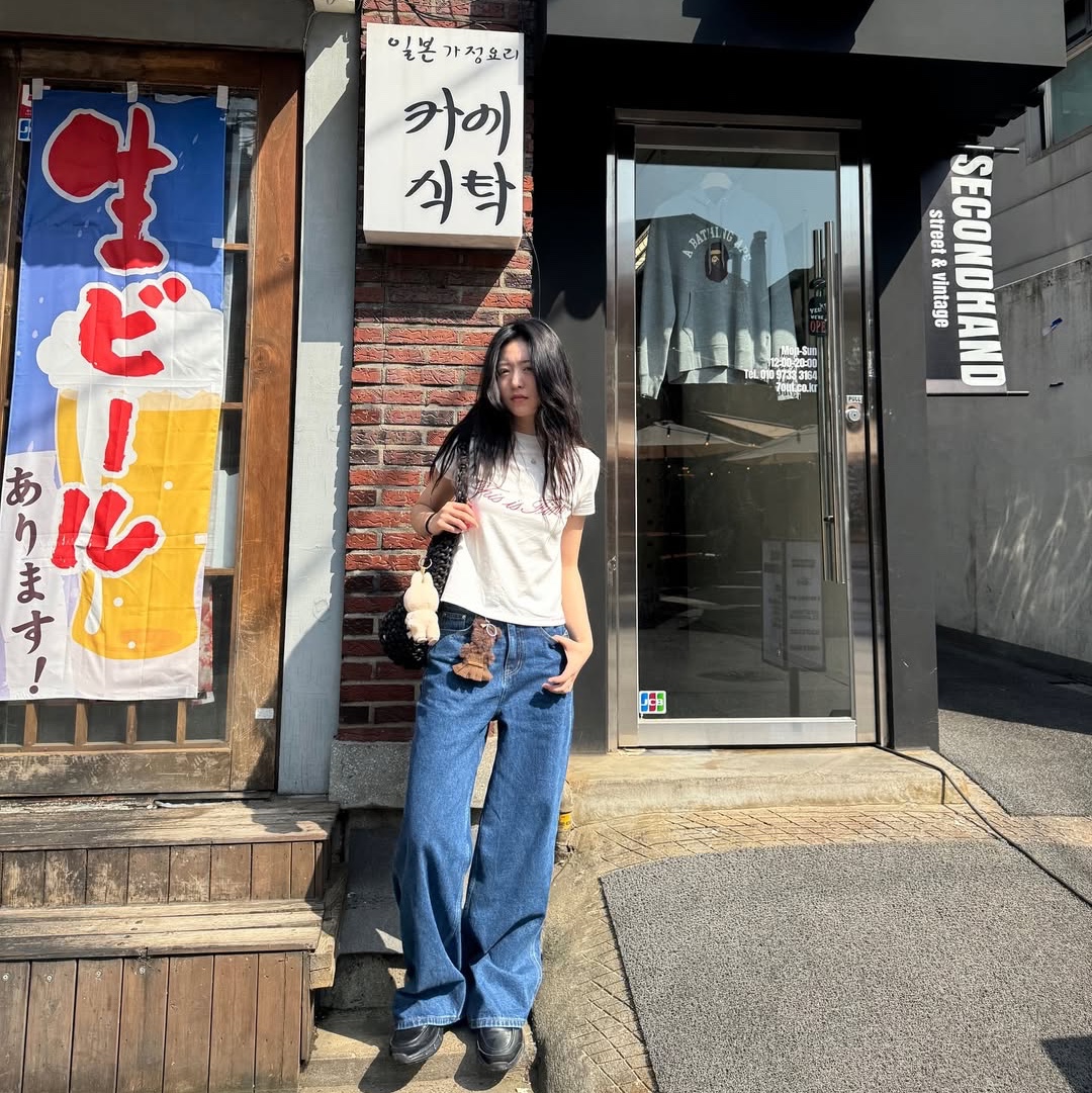 THIS IS FINE Cropped Signature Tee White 착용 스타일 - 2