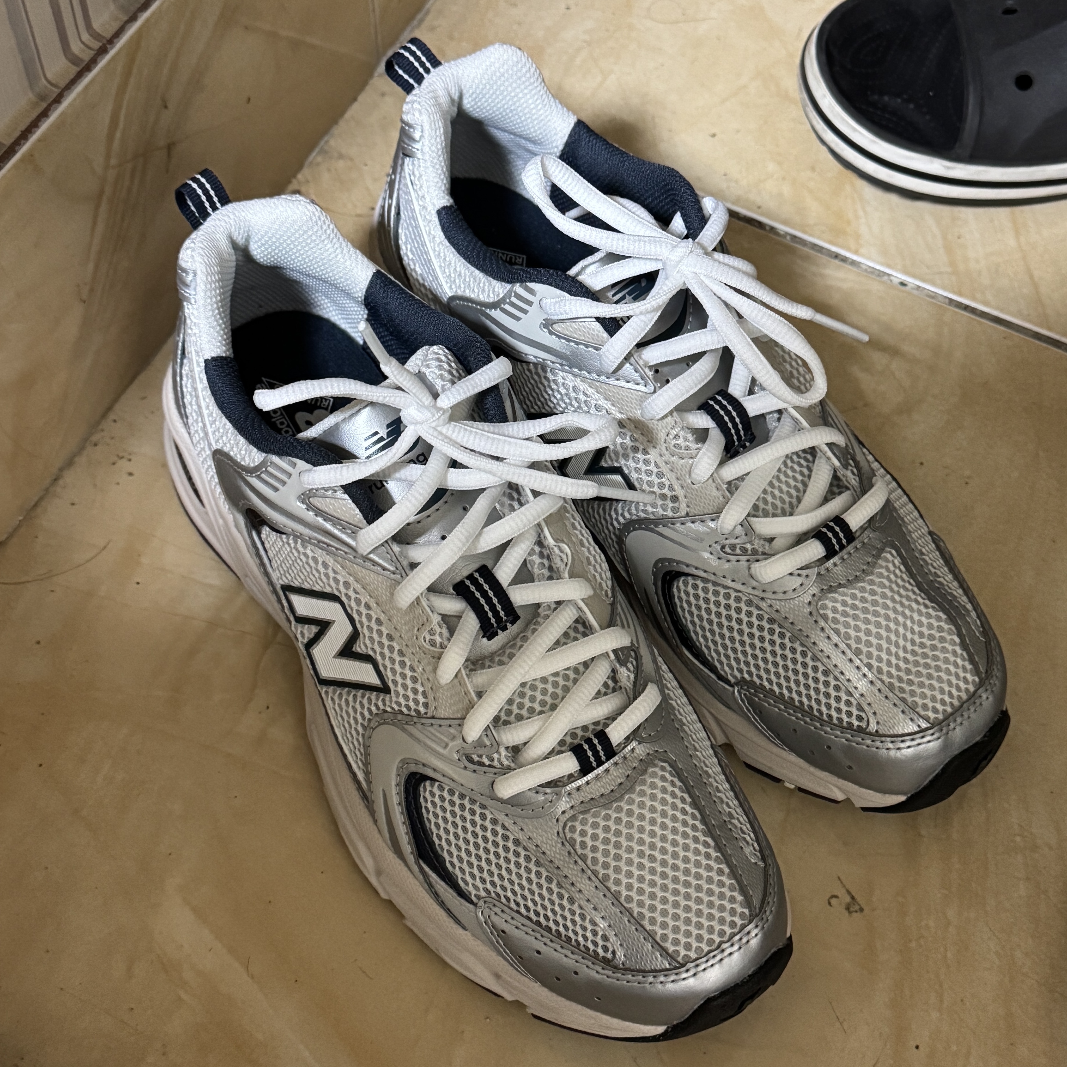 New Balance 530 Steel Grey 착용 스타일