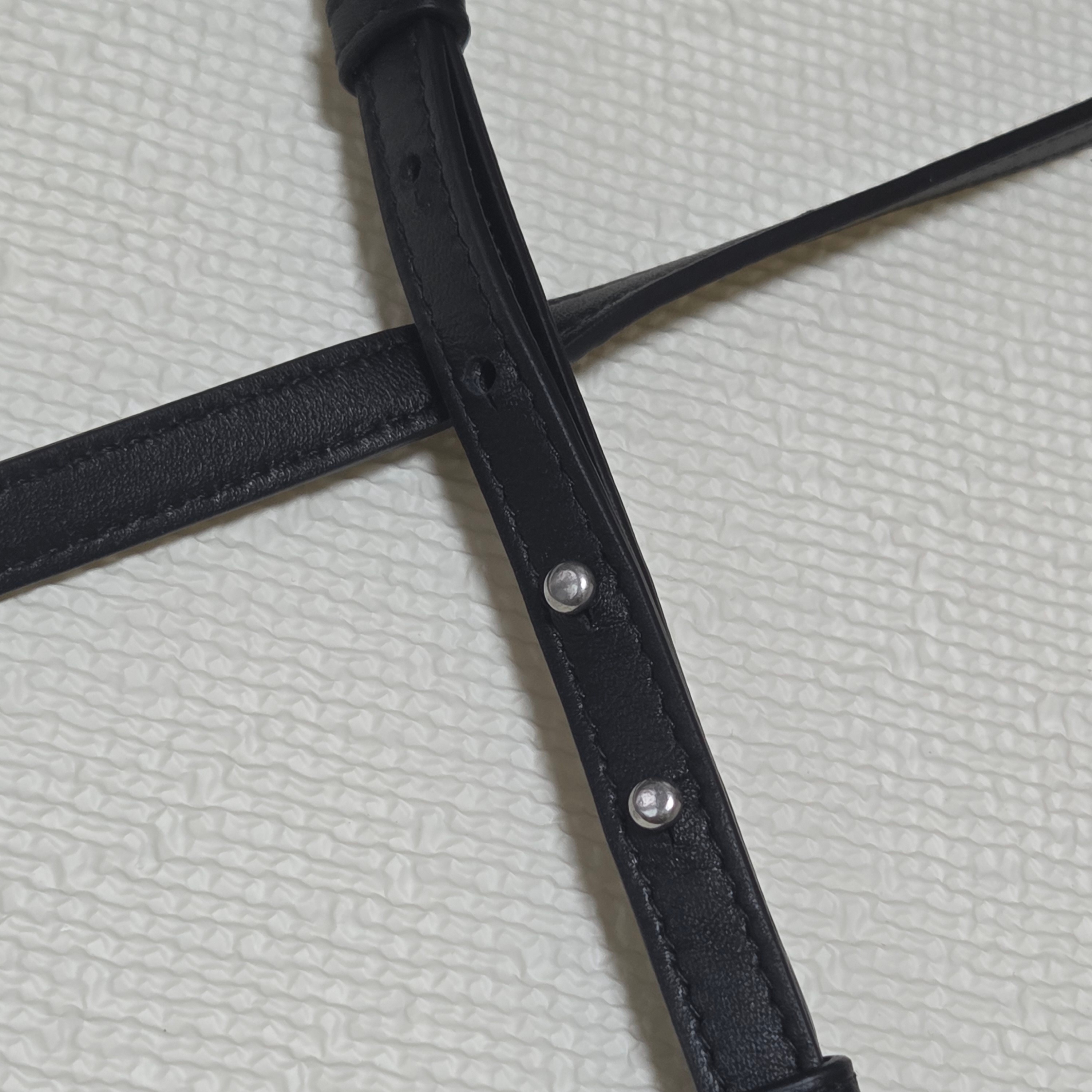 Bottega Veneta Intrecciato Crossbody Bag Black 착용 스타일 - 4
