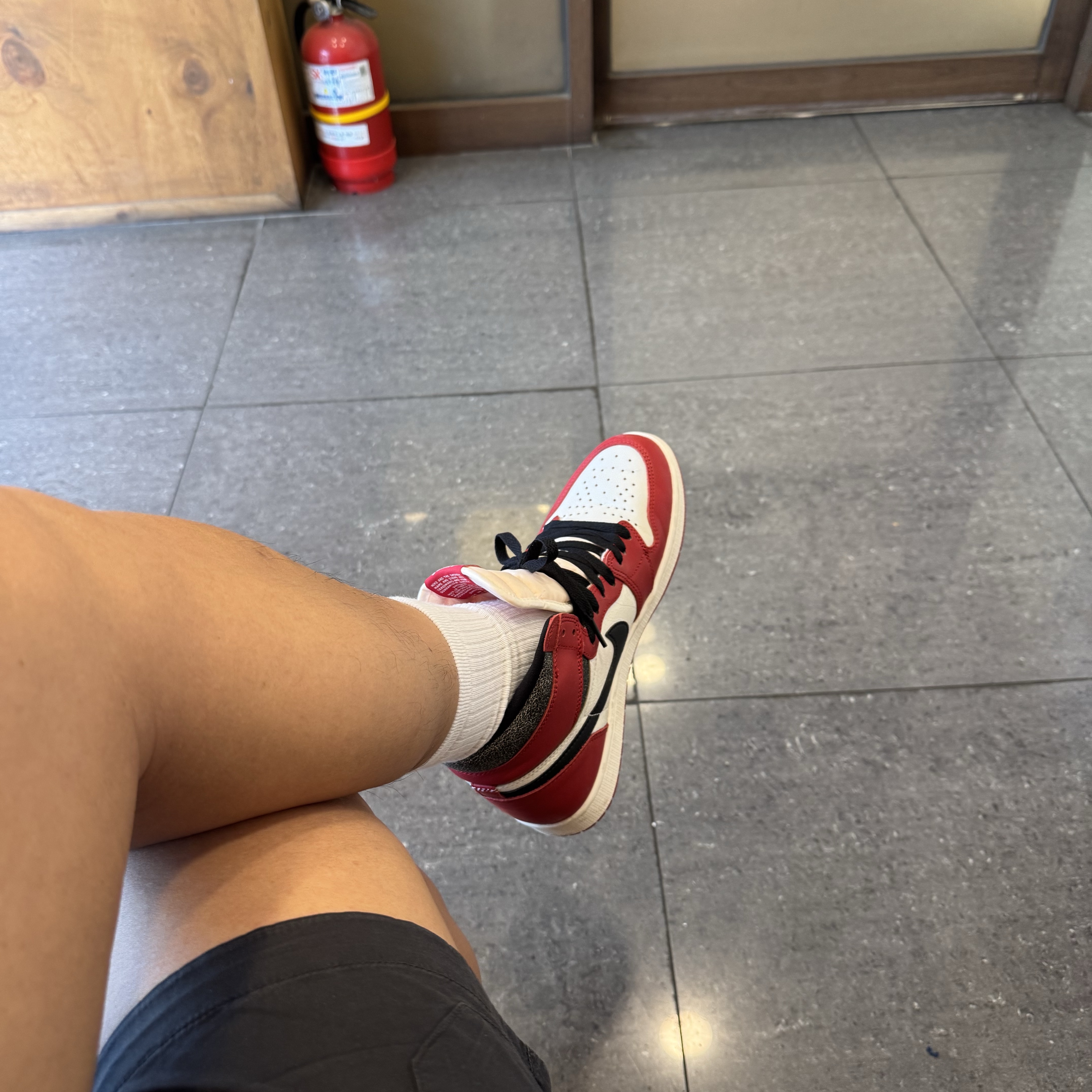 Jordan 1 Retro High OG Chicago 2022, Stussy Basic Stussy LS T-Shirt White 착용 스타일 - 3