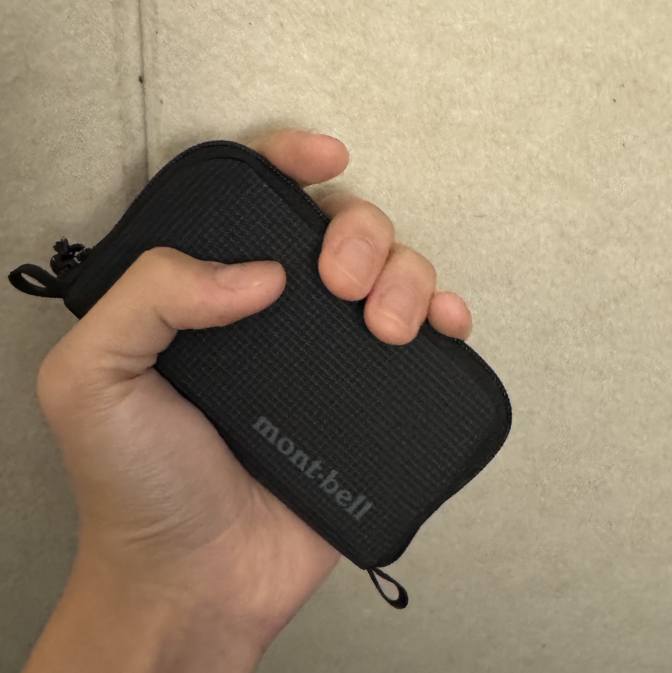 Montbell Mini Zip Wallet Black 착용 스타일