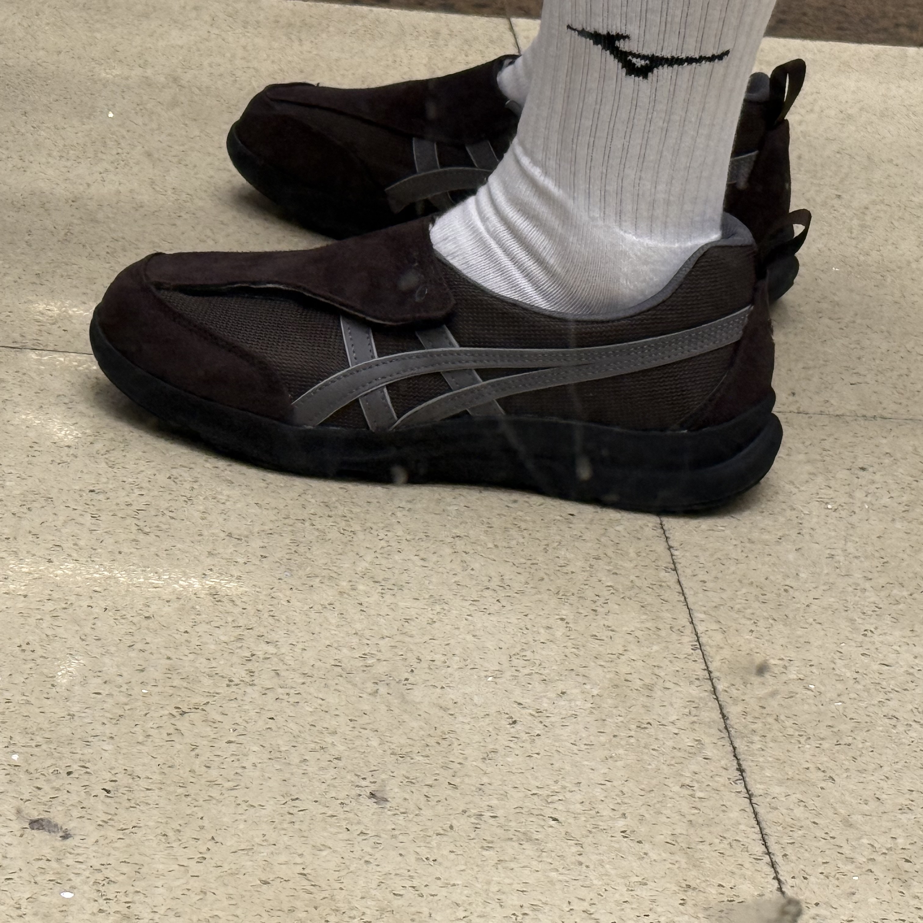 Asics Life Walker 010 Coffee - 3E Wide 착용 스타일