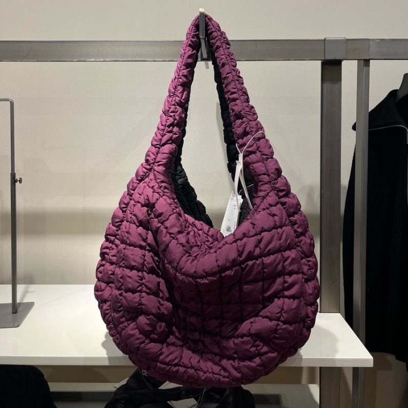 COS Quilted Oversized Shoulder Bag Burgundy 착용 스타일
