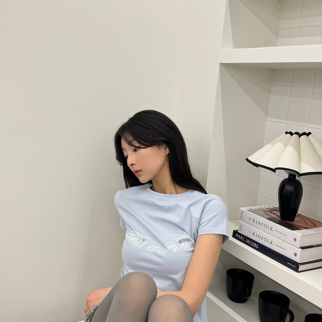THIS IS FINE Cropped Signature Tee Sky 착용 스타일 - 7
