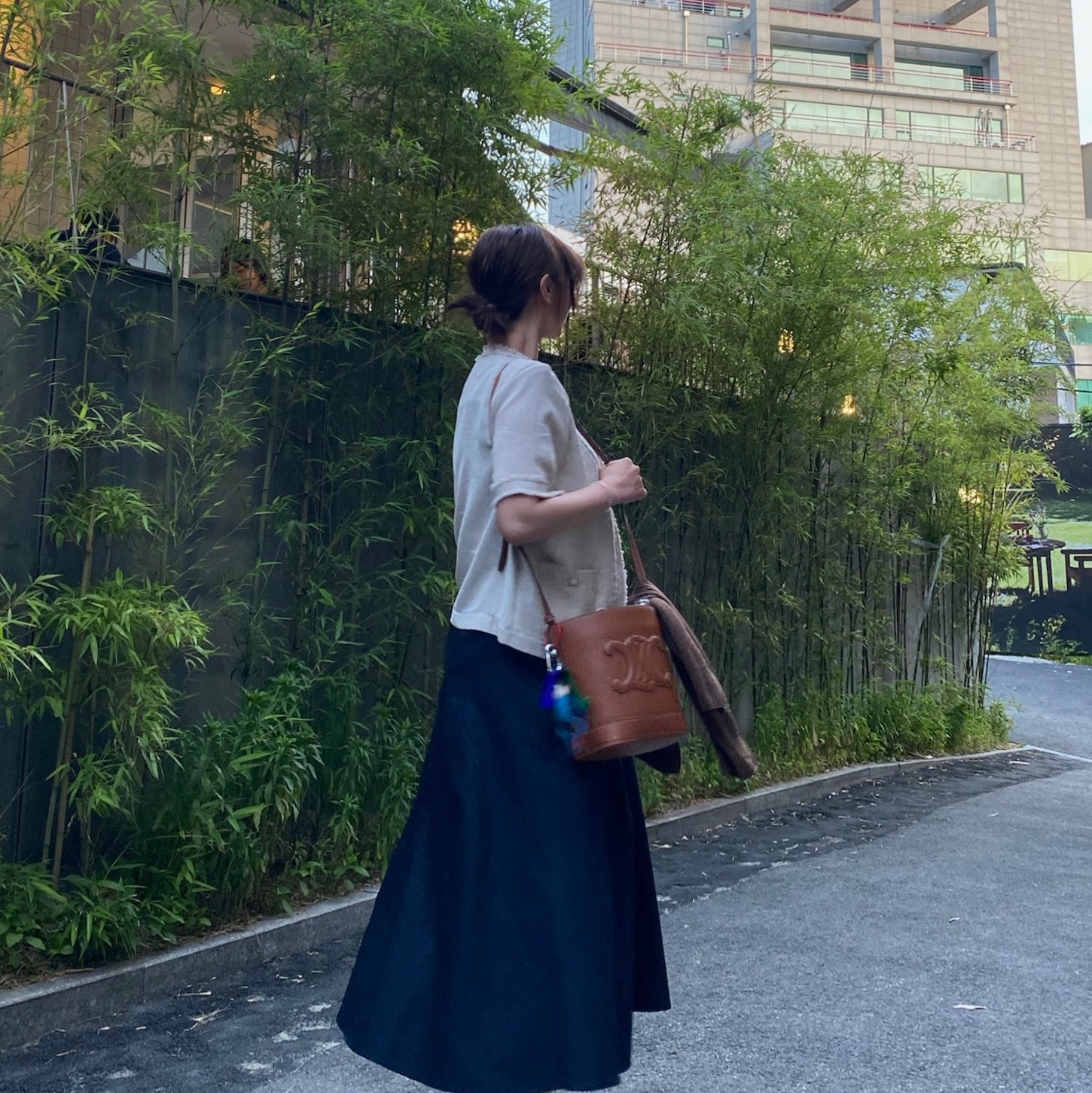 Celine Small Bucket Cuir Triomphe in Smooth Calfskin Tan 착용 스타일 - 1