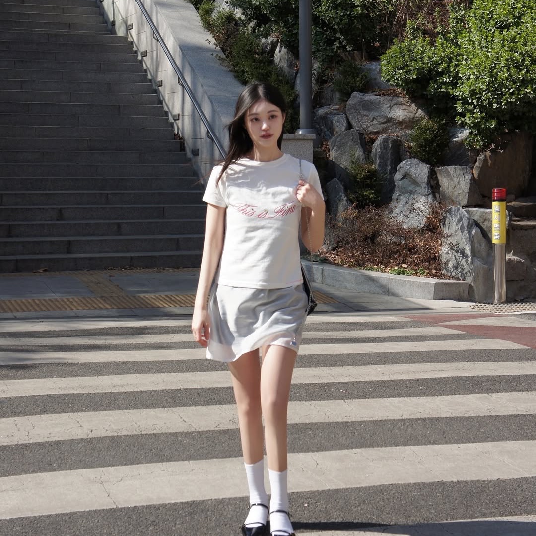 THIS IS FINE Cropped Signature Tee White 착용 스타일 - 3