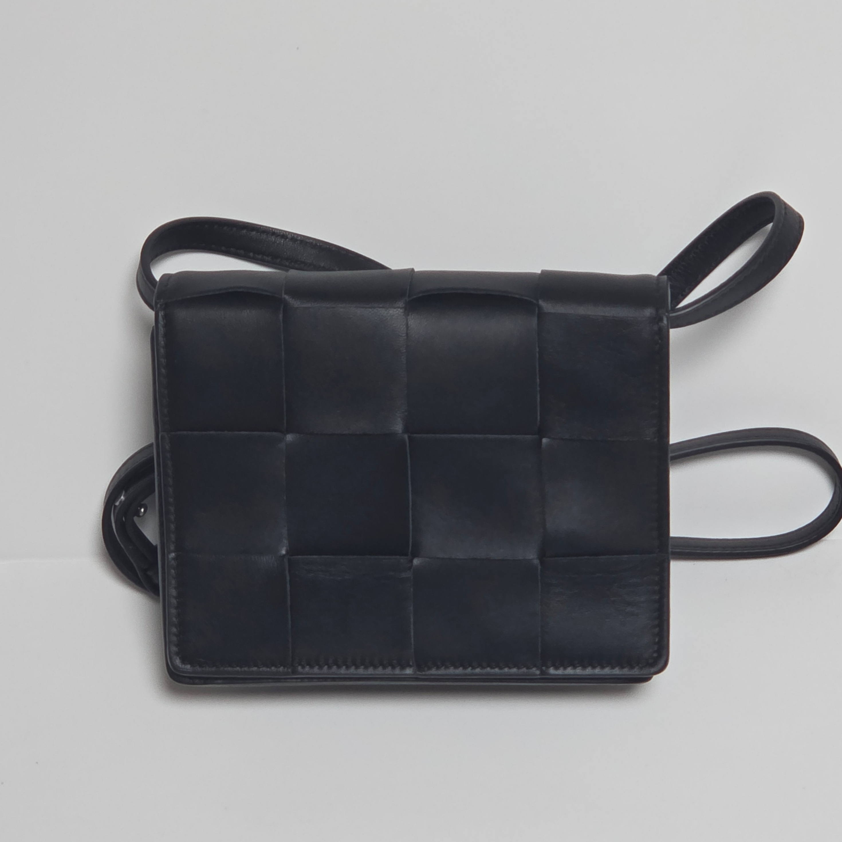 Bottega Veneta Intrecciato Crossbody Bag Black 착용 스타일 - 1