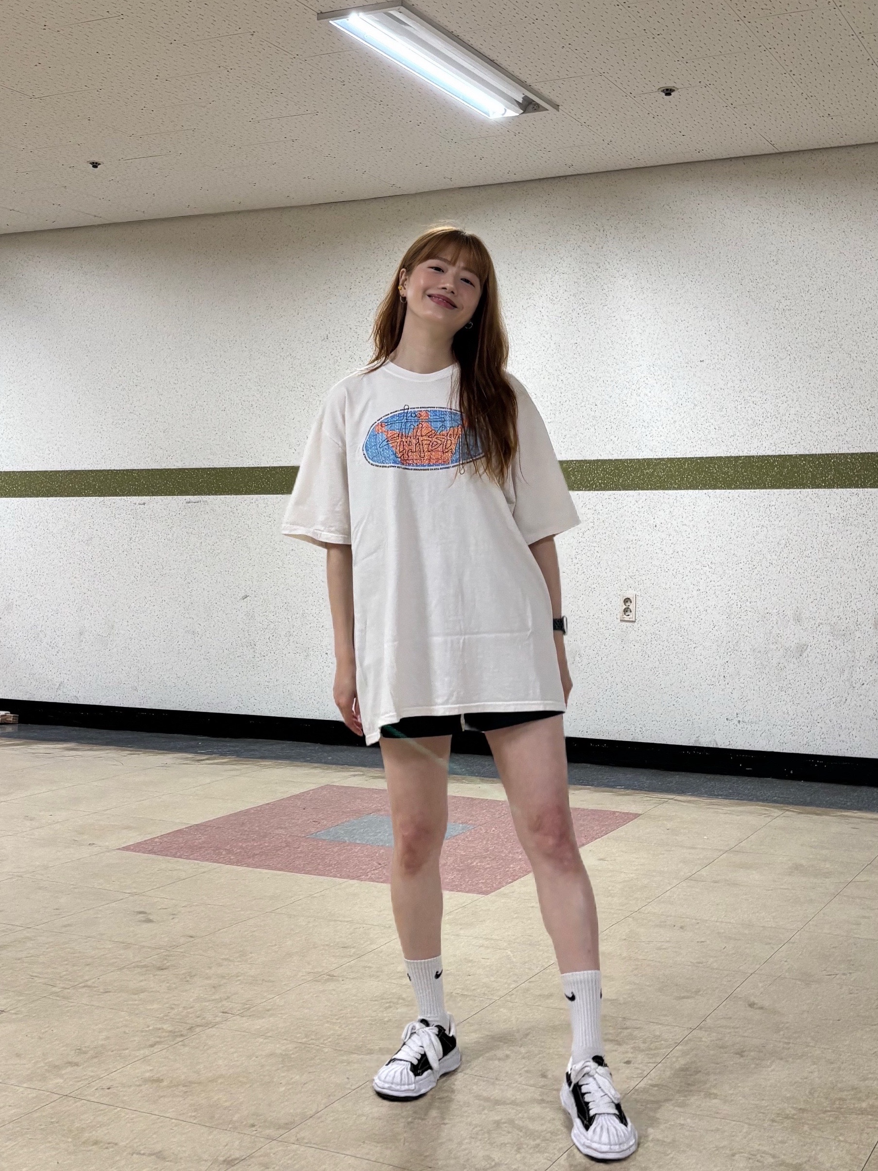 Stussy King of the World T-Shirt Pigment Dyed Natural, Maison Mihara Yasuhiro Blakey OG Sole Canvas Low-top Sneakers Black White 착용 스타일 - 2