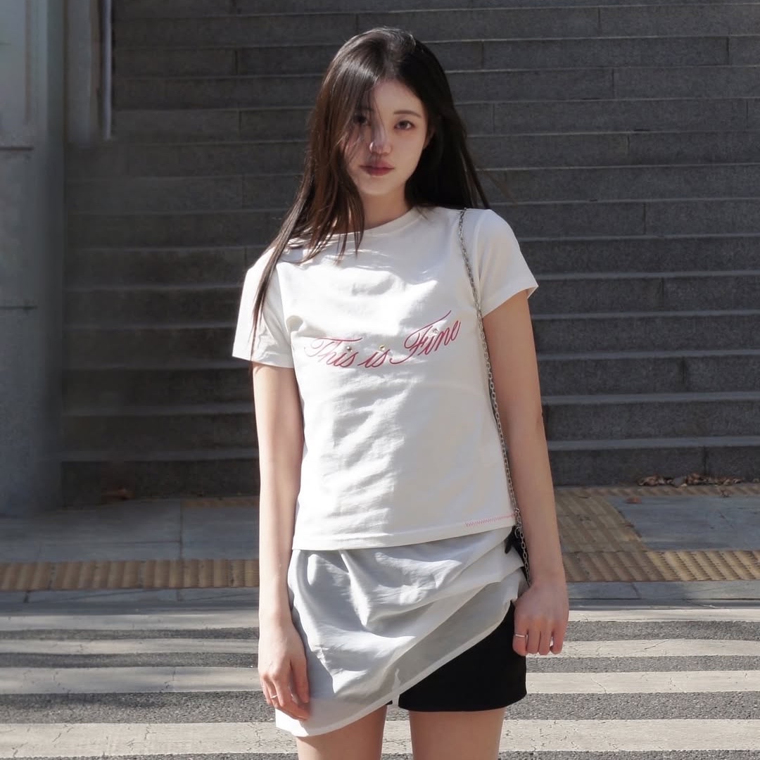 THIS IS FINE Cropped Signature Tee White 착용 스타일 - 1