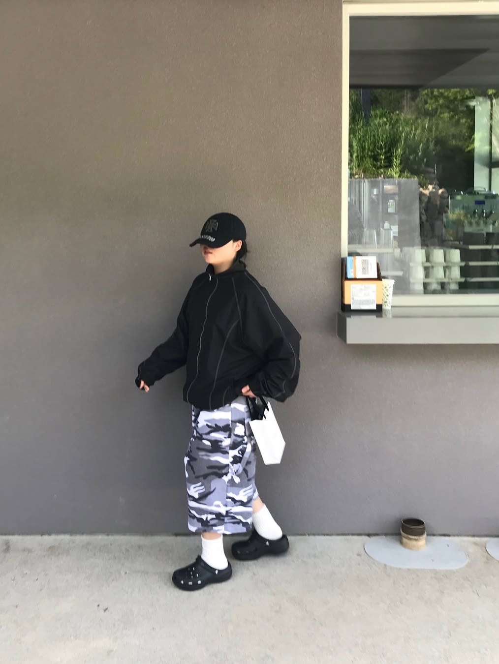 SLOW RECORD HOUSE Carpenter Bermuda Wide Camo Pants White 착용 스타일 - 3