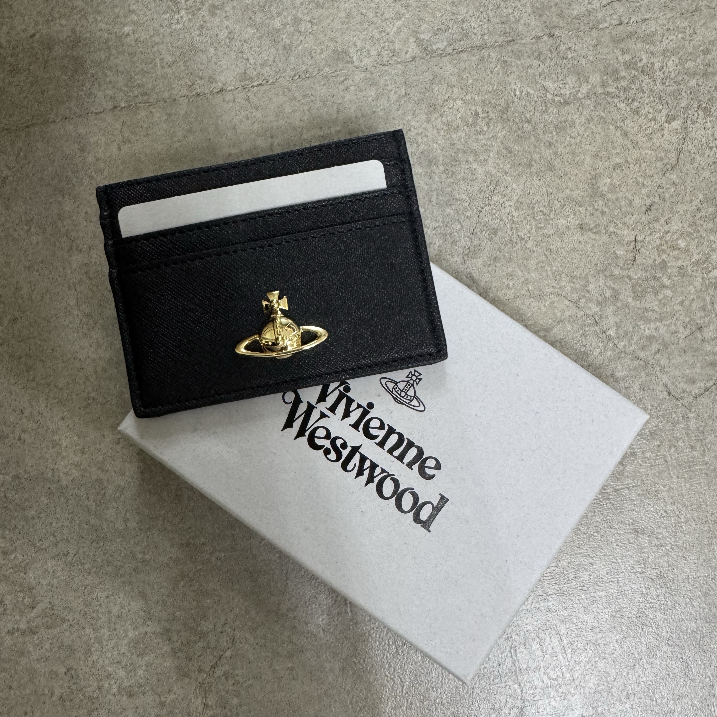 Vivienne Westwood Logo Flat Card Holder Black 착용 스타일