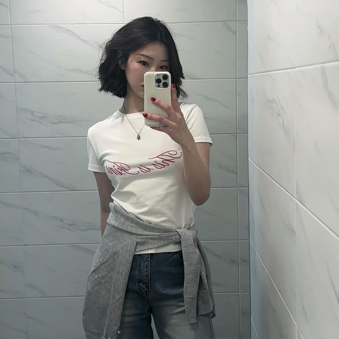 THIS IS FINE Baby Cropped Tee White, THIS IS FINE Cropped Signature Tee White 착용 스타일 - 4